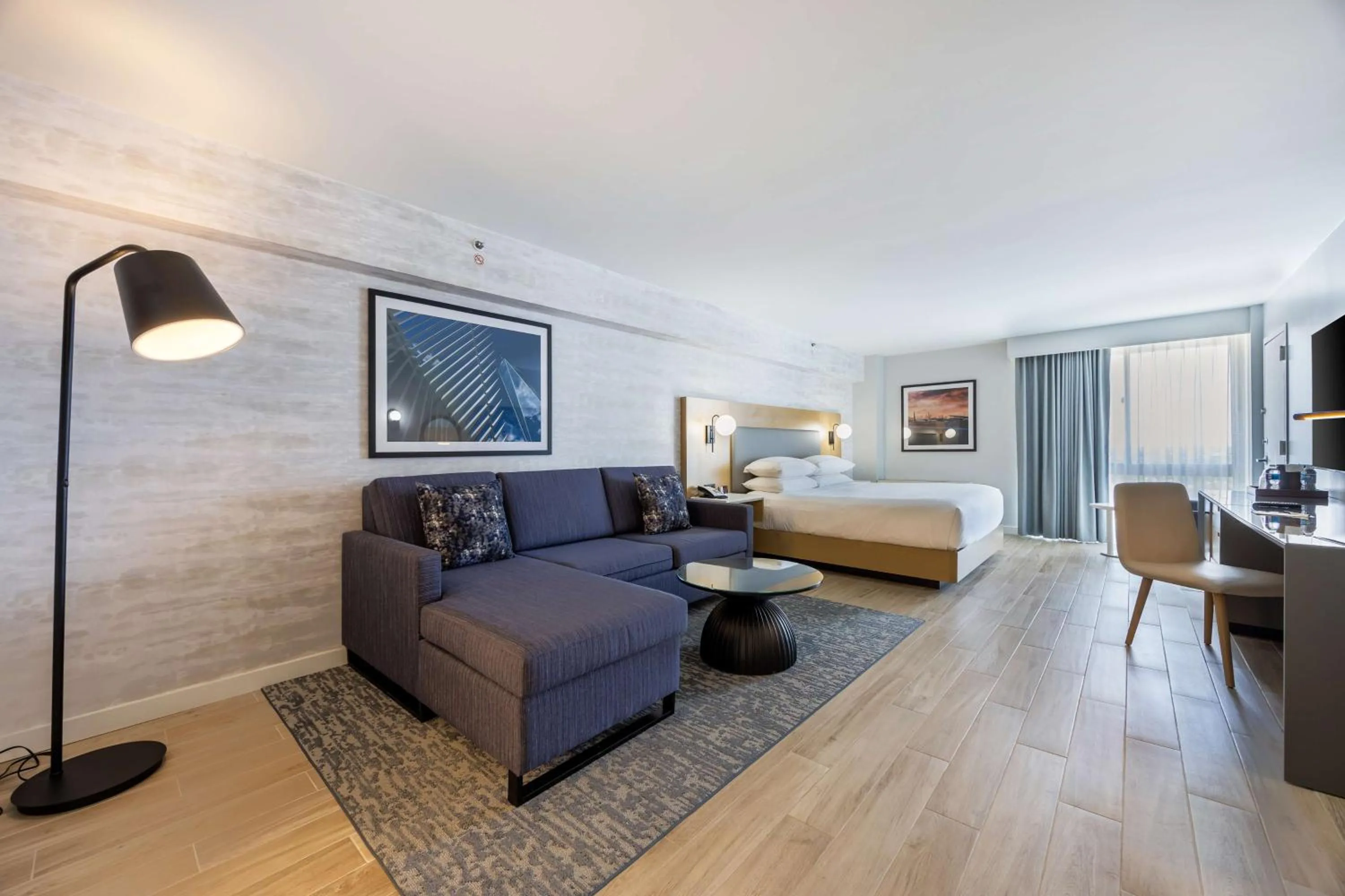 Living room, Bed in DoubleTree by Hilton New York JFK Airport