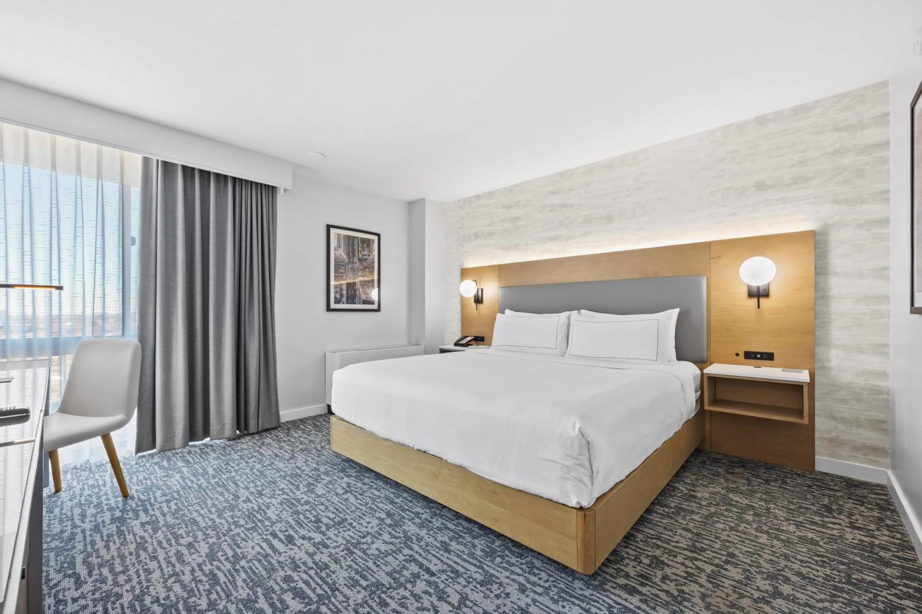 Bedroom, Bed in DoubleTree by Hilton New York JFK Airport