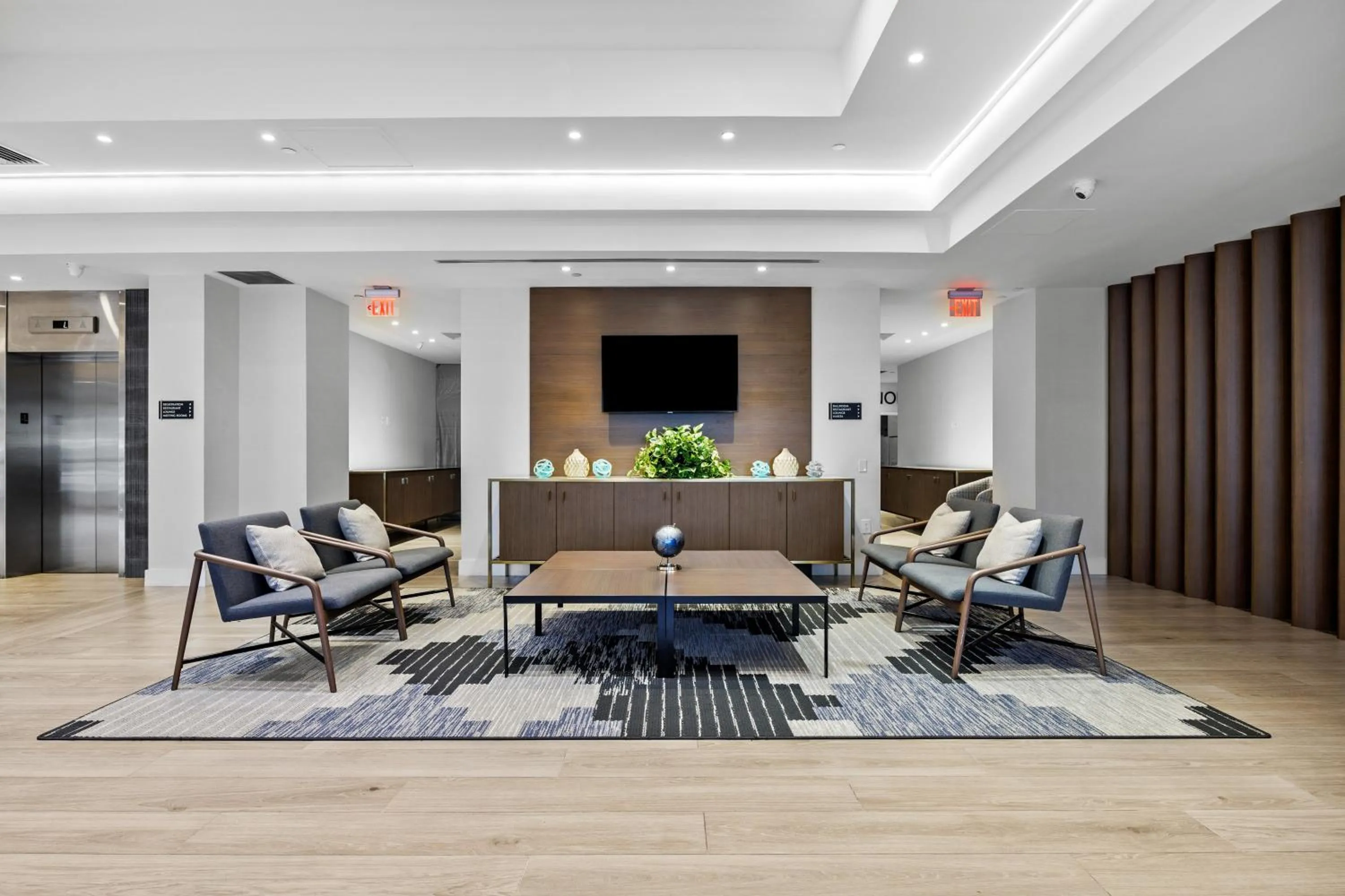 Seating area in DoubleTree by Hilton New York JFK Airport
