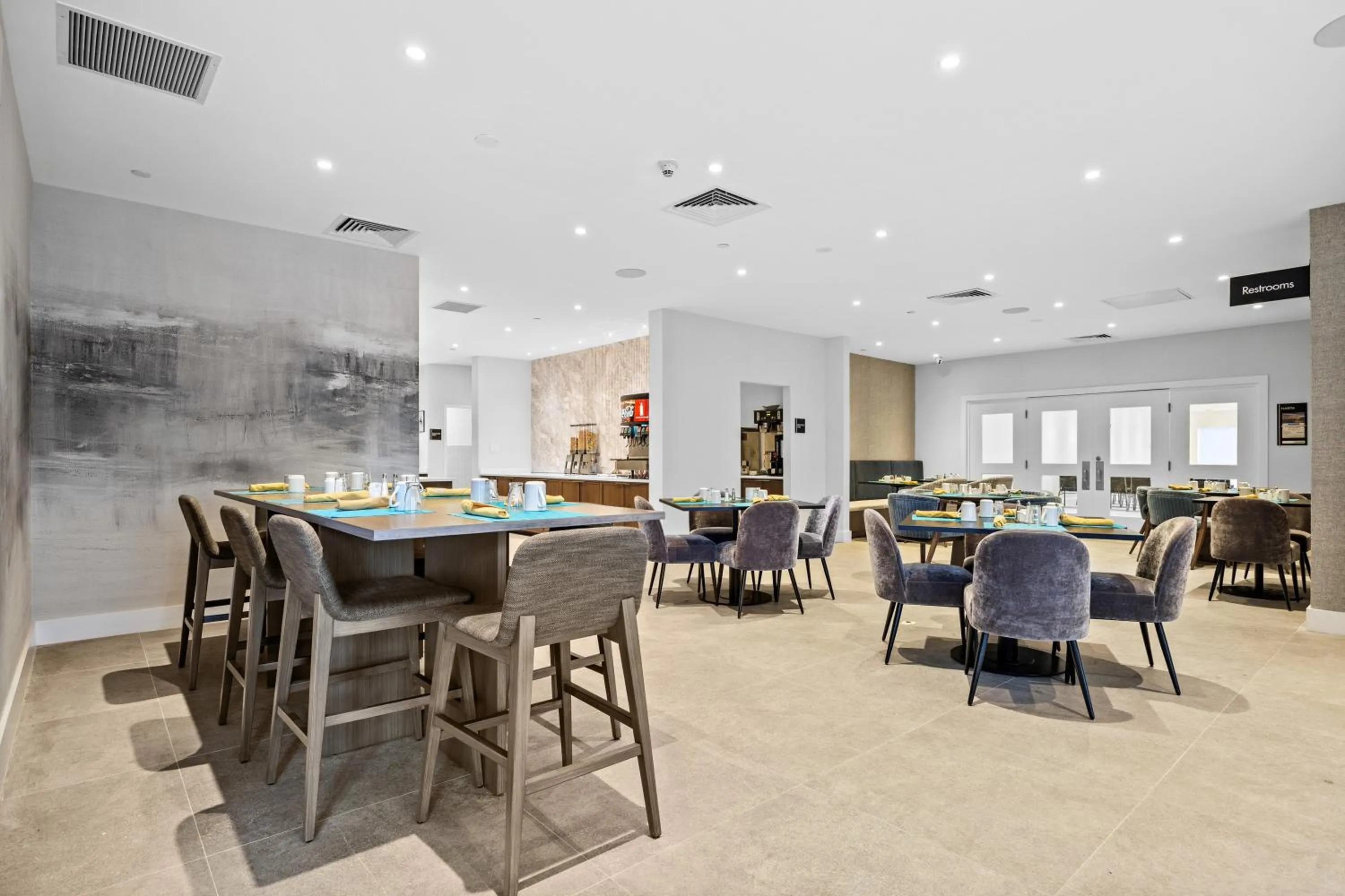 Restaurant/places to eat in DoubleTree by Hilton New York JFK Airport