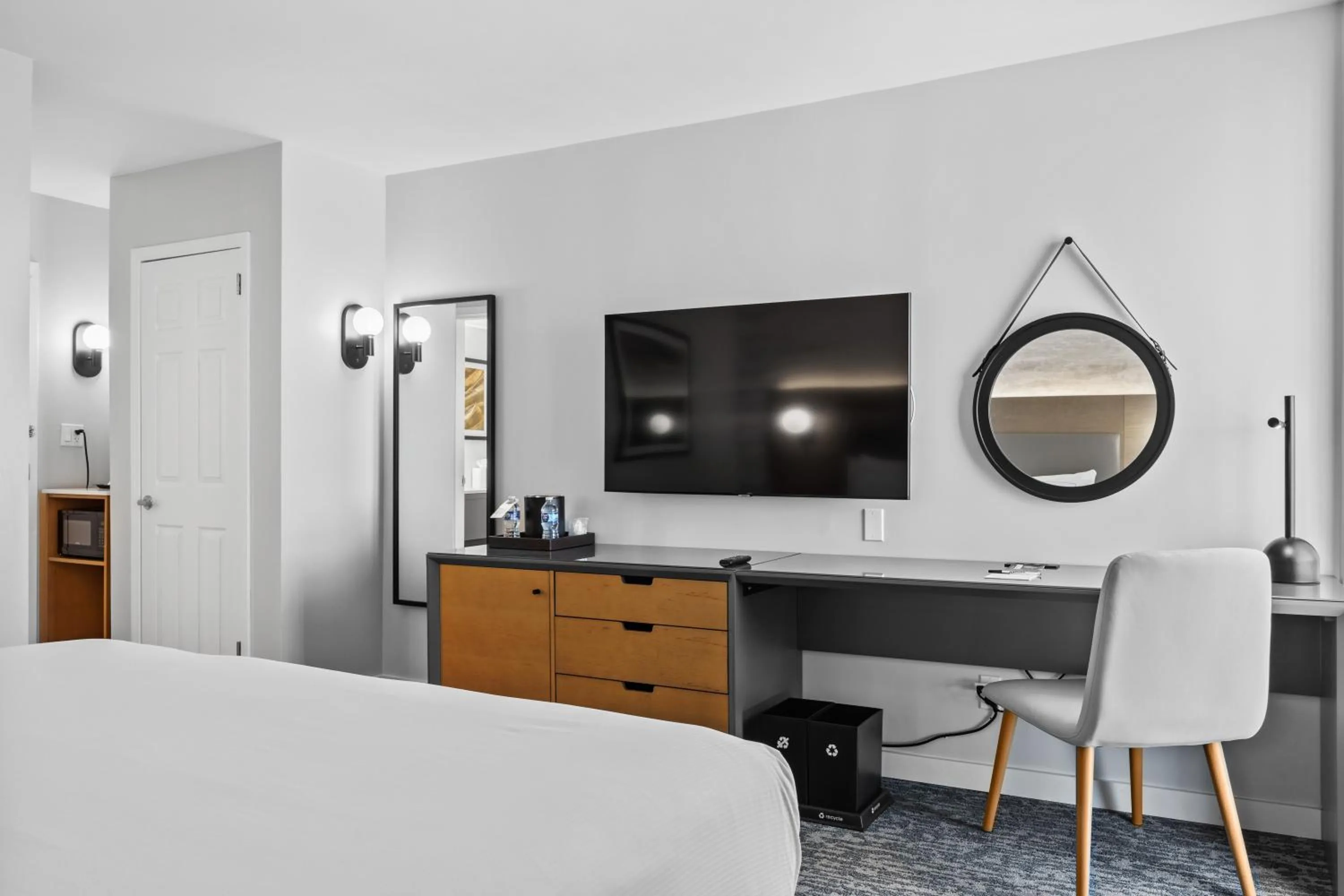 Bedroom, Bed in DoubleTree by Hilton New York JFK Airport