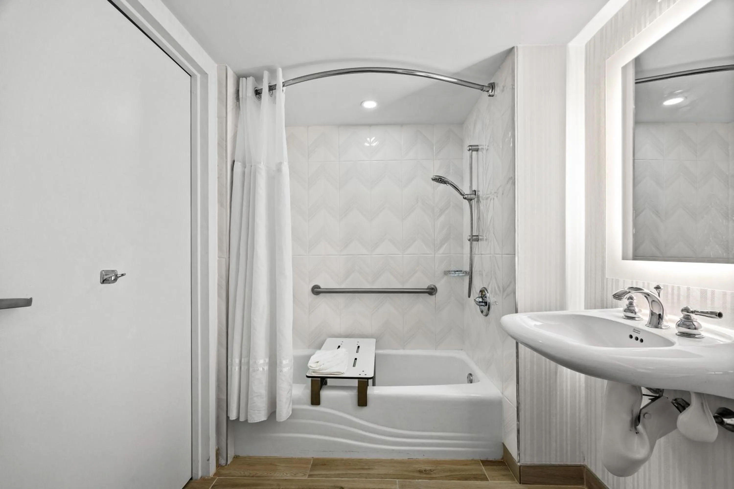 Bath in DoubleTree by Hilton New York JFK Airport