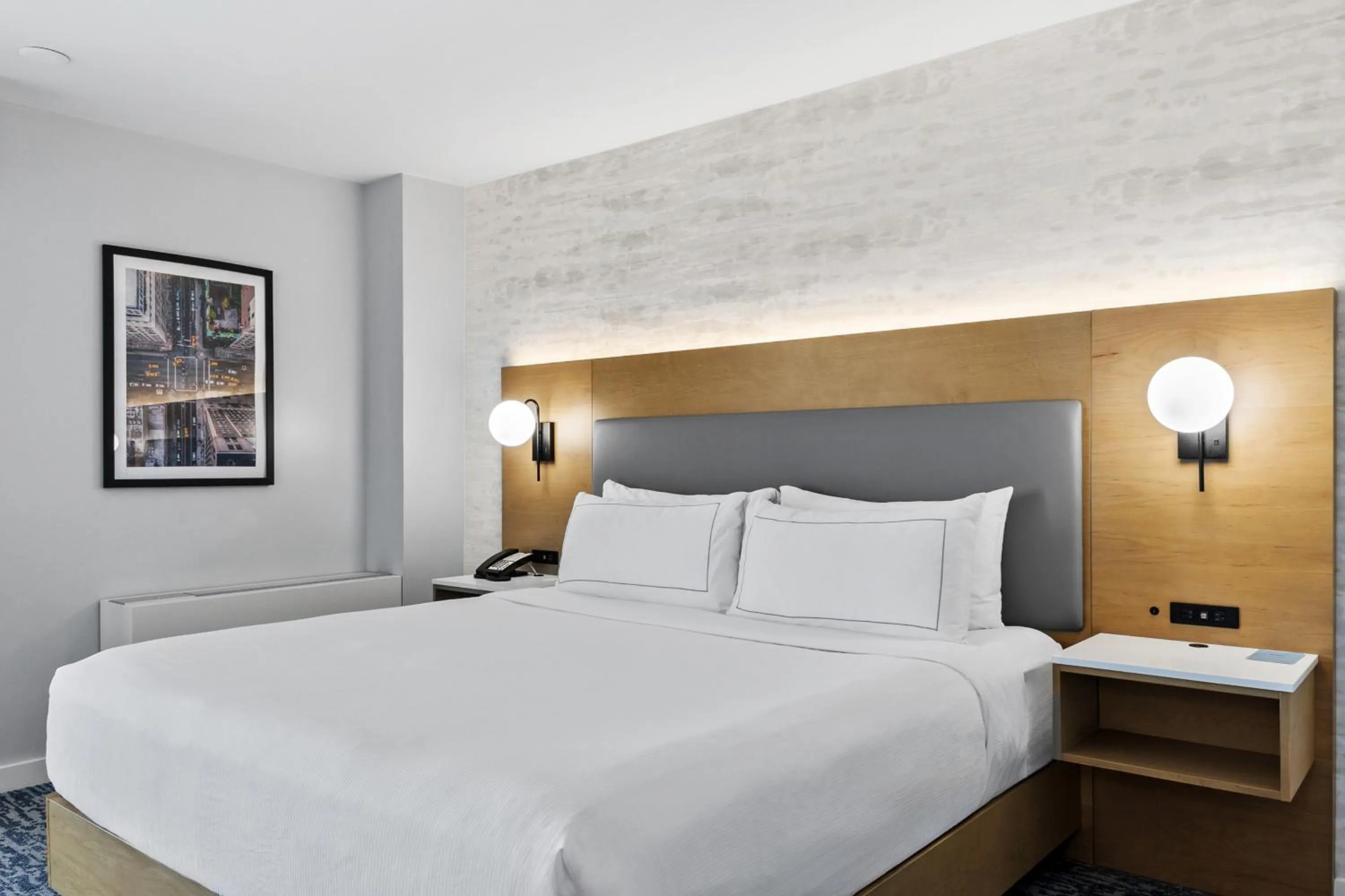 Bed in DoubleTree by Hilton New York JFK Airport