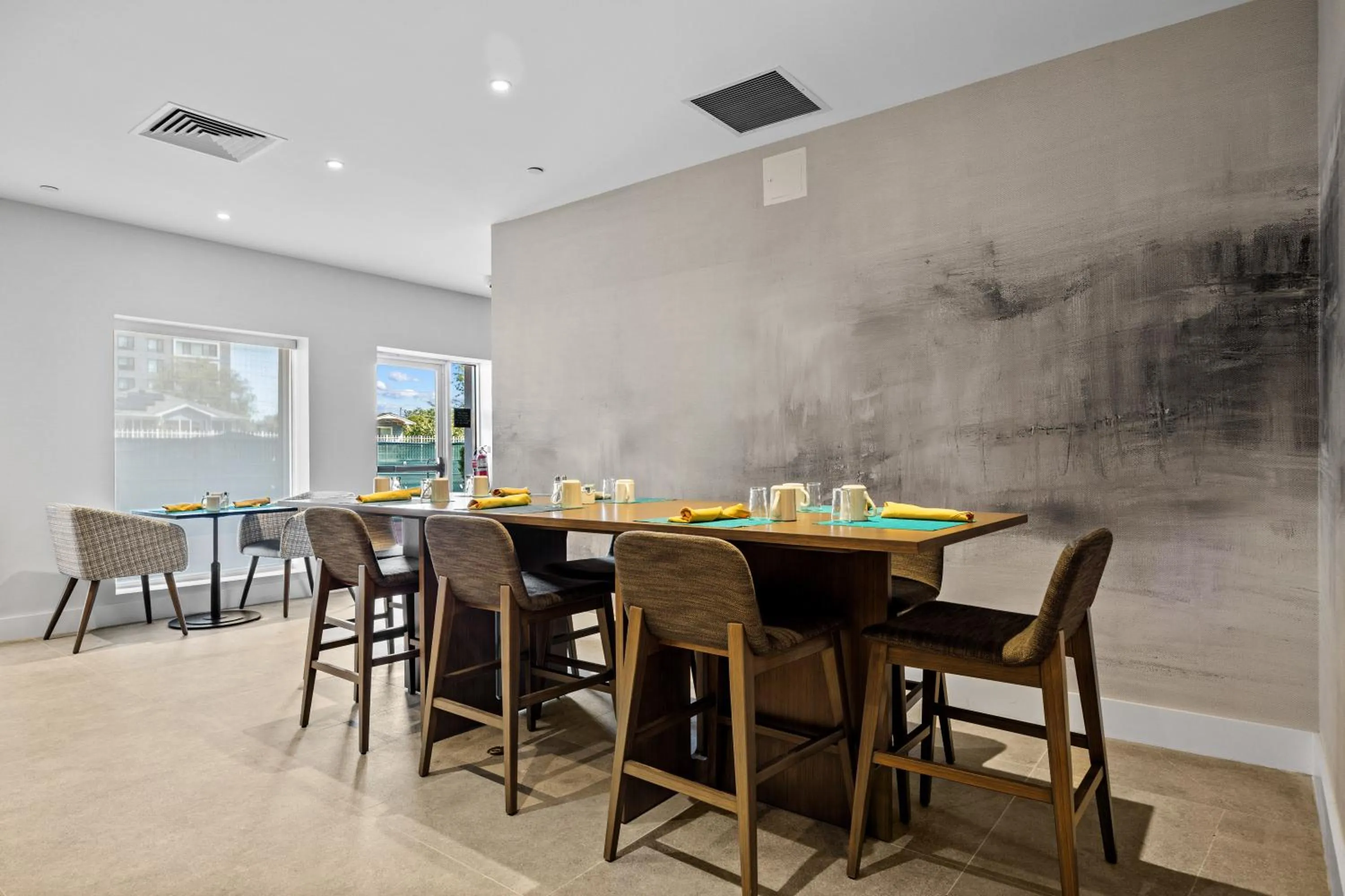 Dining area in DoubleTree by Hilton New York JFK Airport