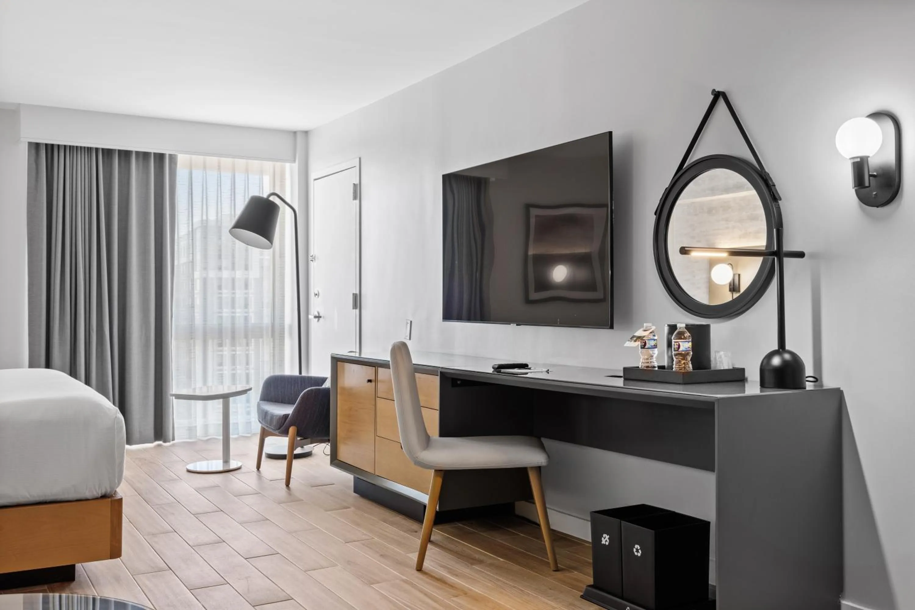 TV and multimedia, Bed in DoubleTree by Hilton New York JFK Airport