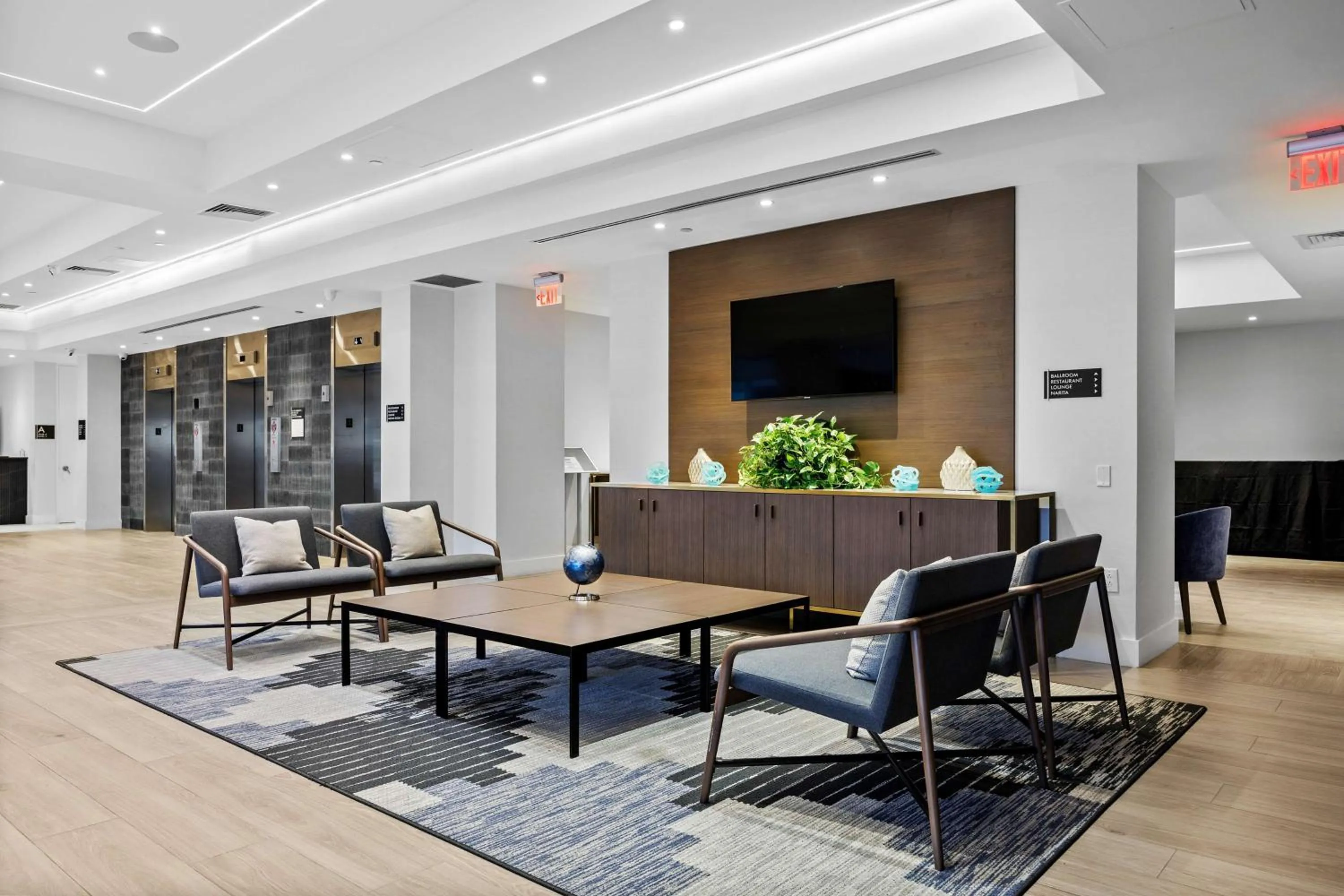 Lobby or reception in DoubleTree by Hilton New York JFK Airport