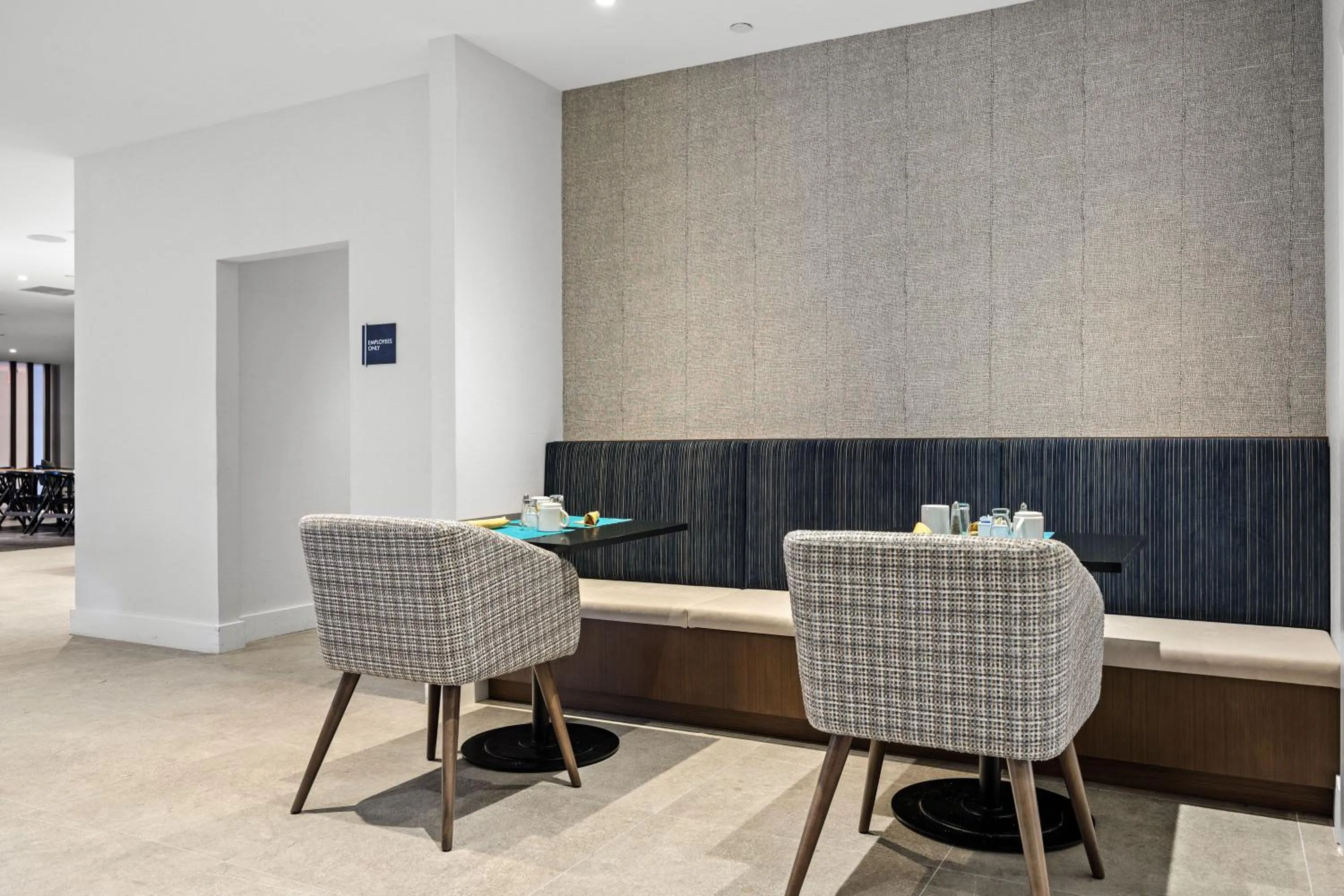 Dining area in DoubleTree by Hilton New York JFK Airport