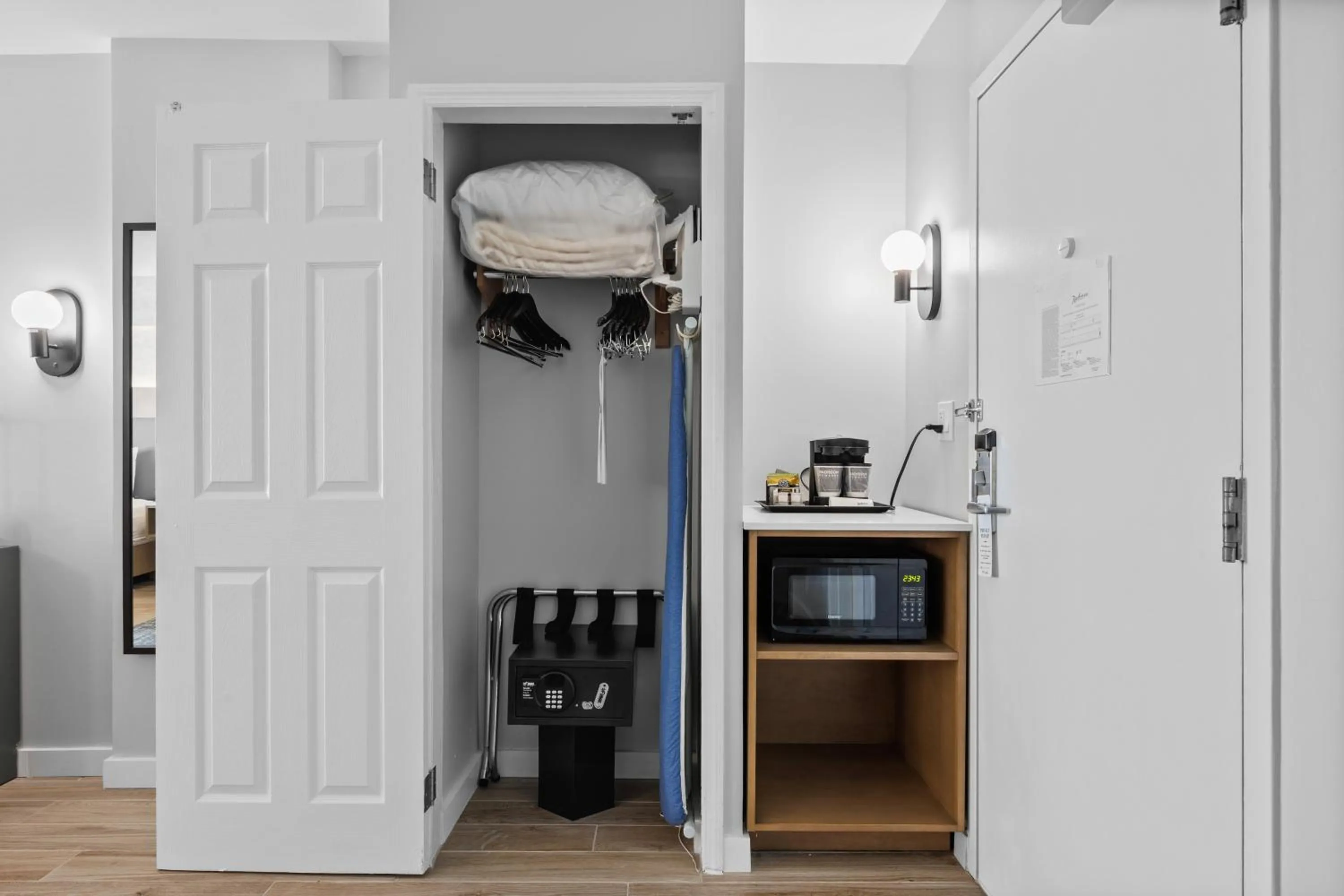 microwave in DoubleTree by Hilton New York JFK Airport