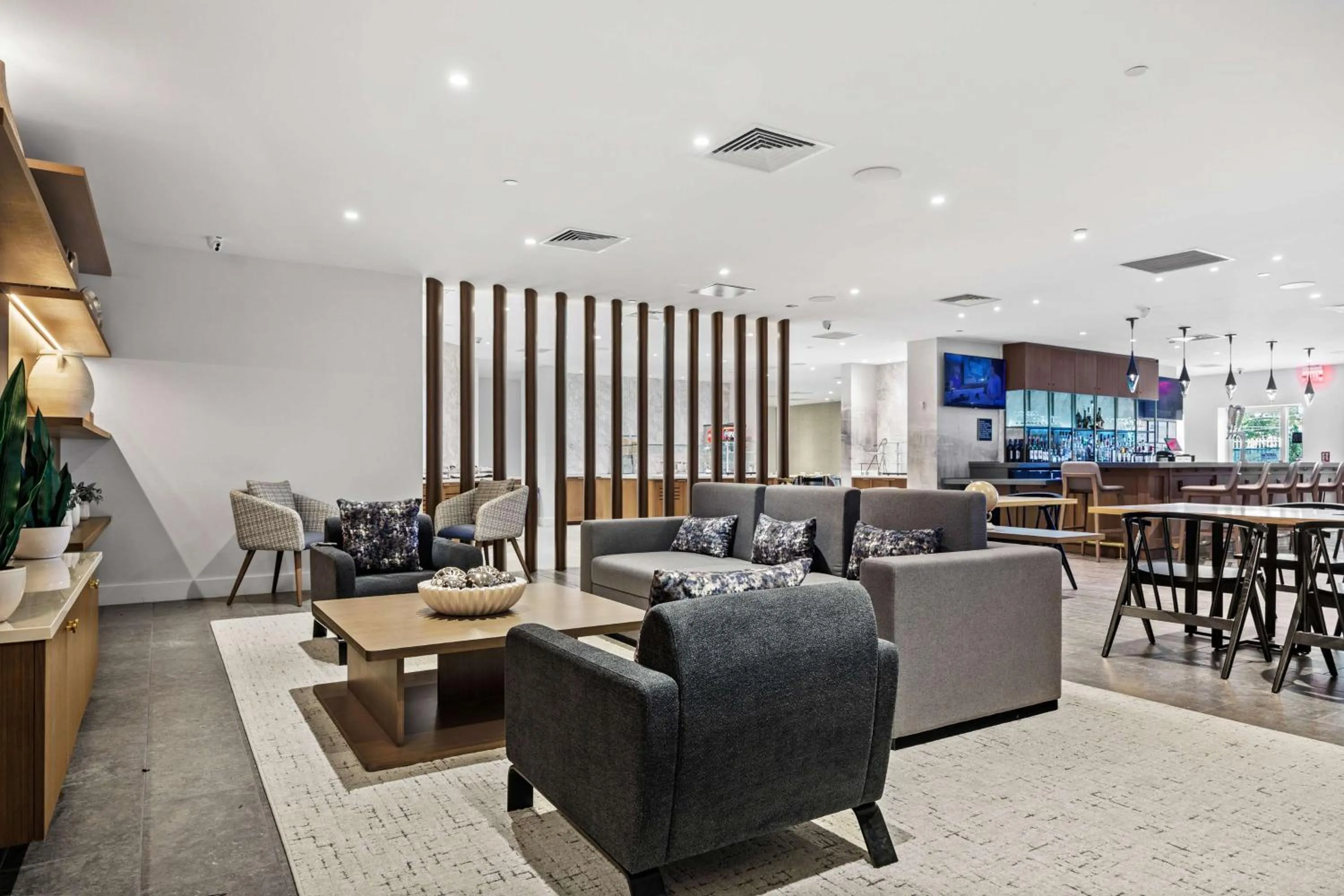 Lobby or reception in DoubleTree by Hilton New York JFK Airport