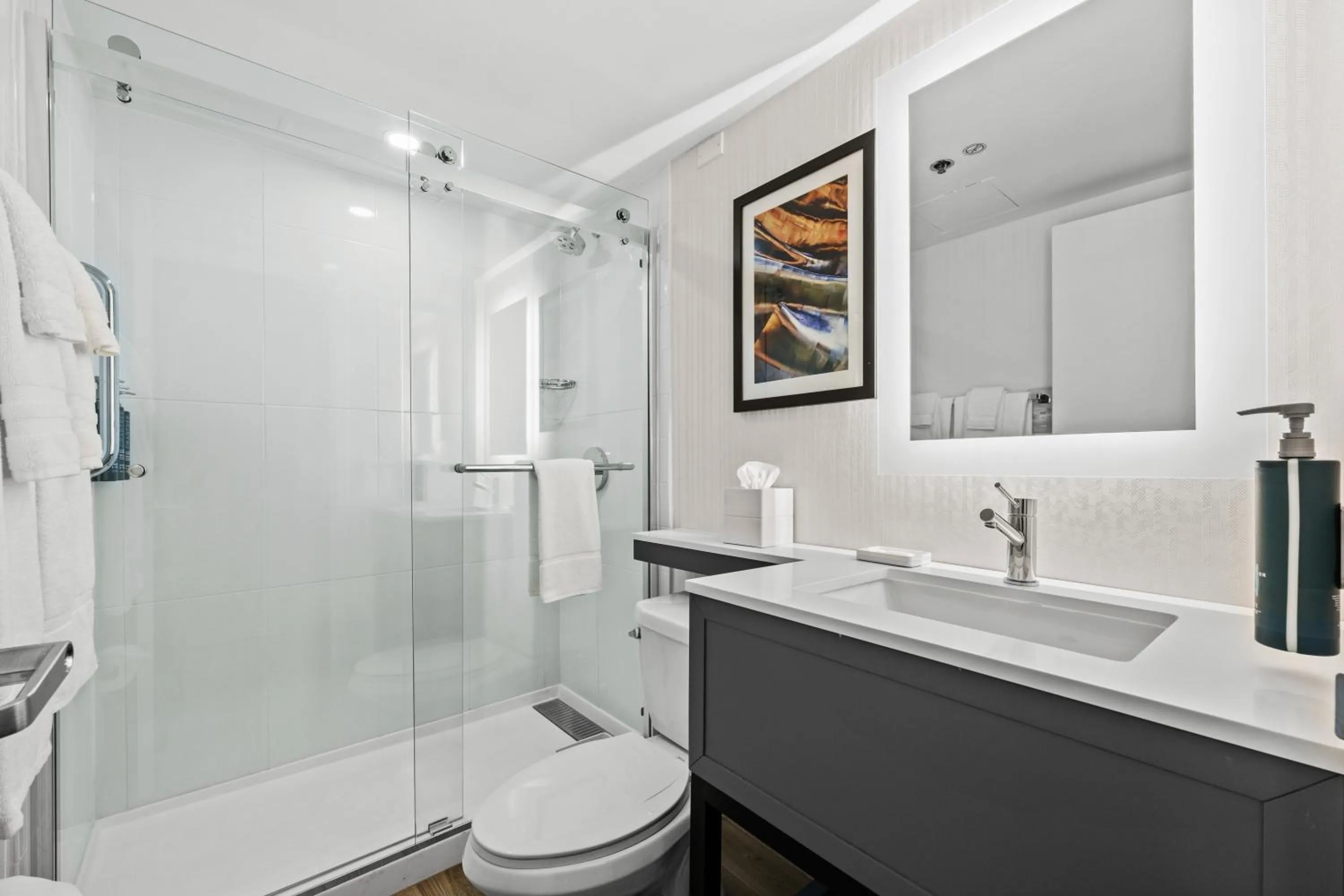 Bathroom in DoubleTree by Hilton New York JFK Airport