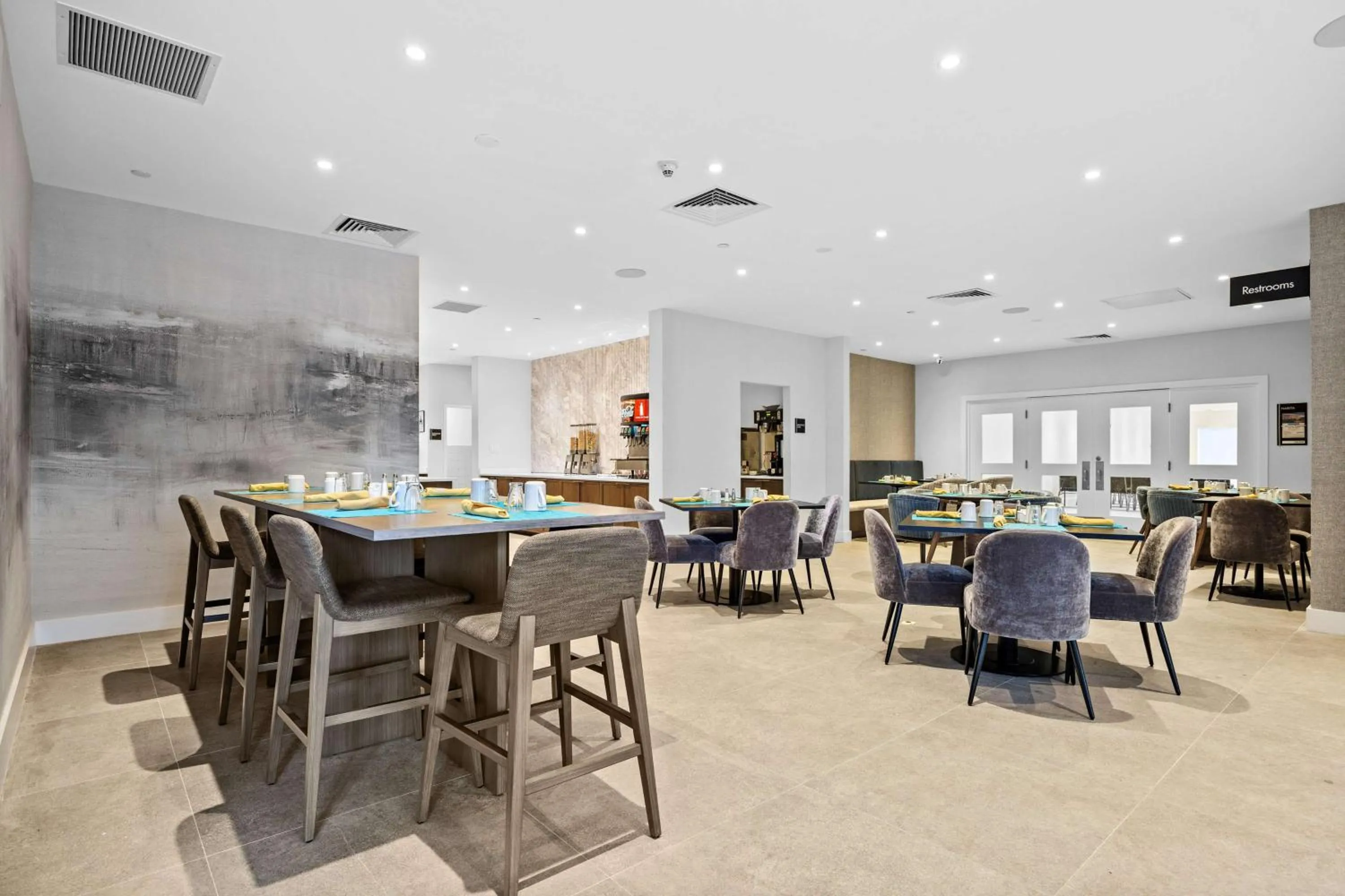 Restaurant/places to eat in DoubleTree by Hilton New York JFK Airport