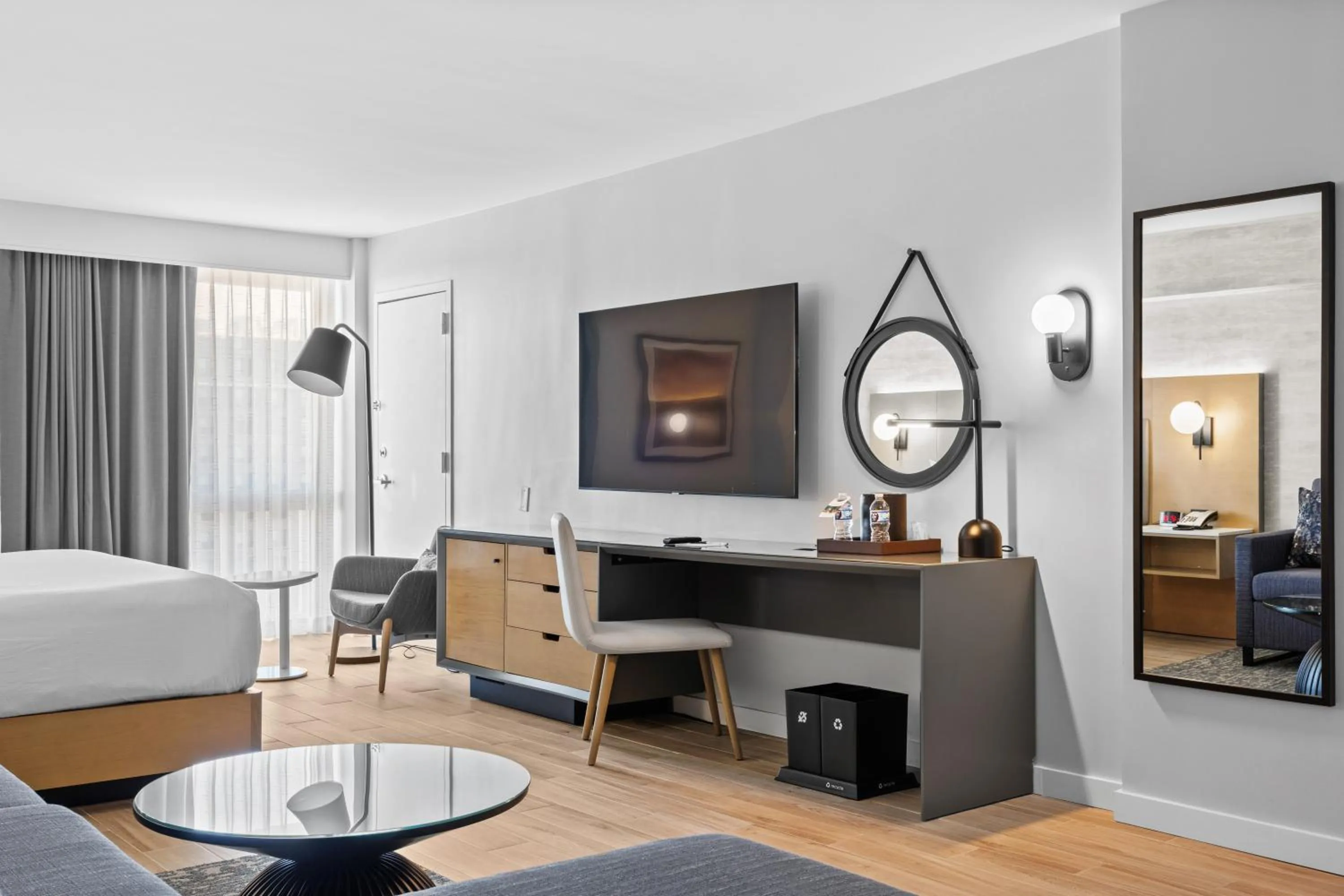 Seating area, Bed in DoubleTree by Hilton New York JFK Airport