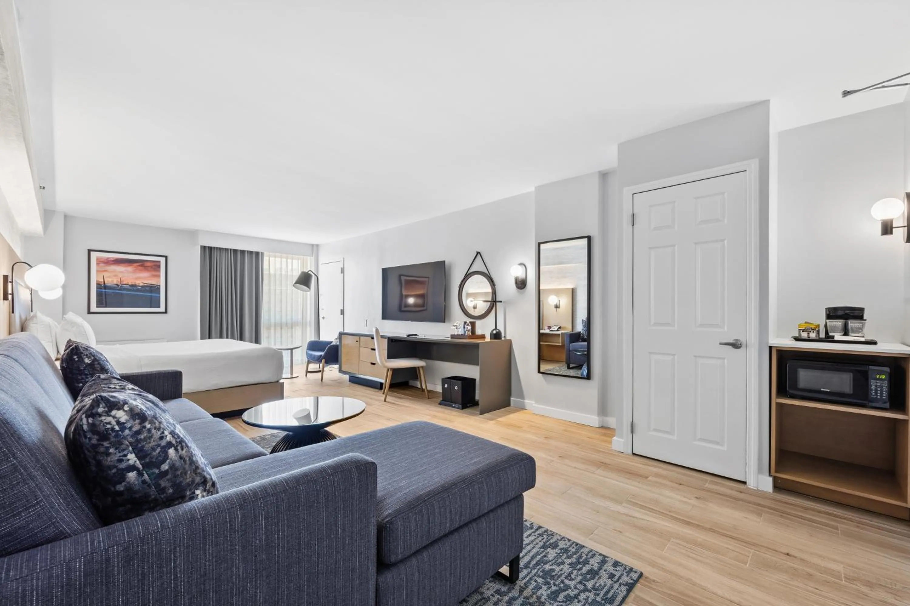 Photo of the whole room in DoubleTree by Hilton New York JFK Airport