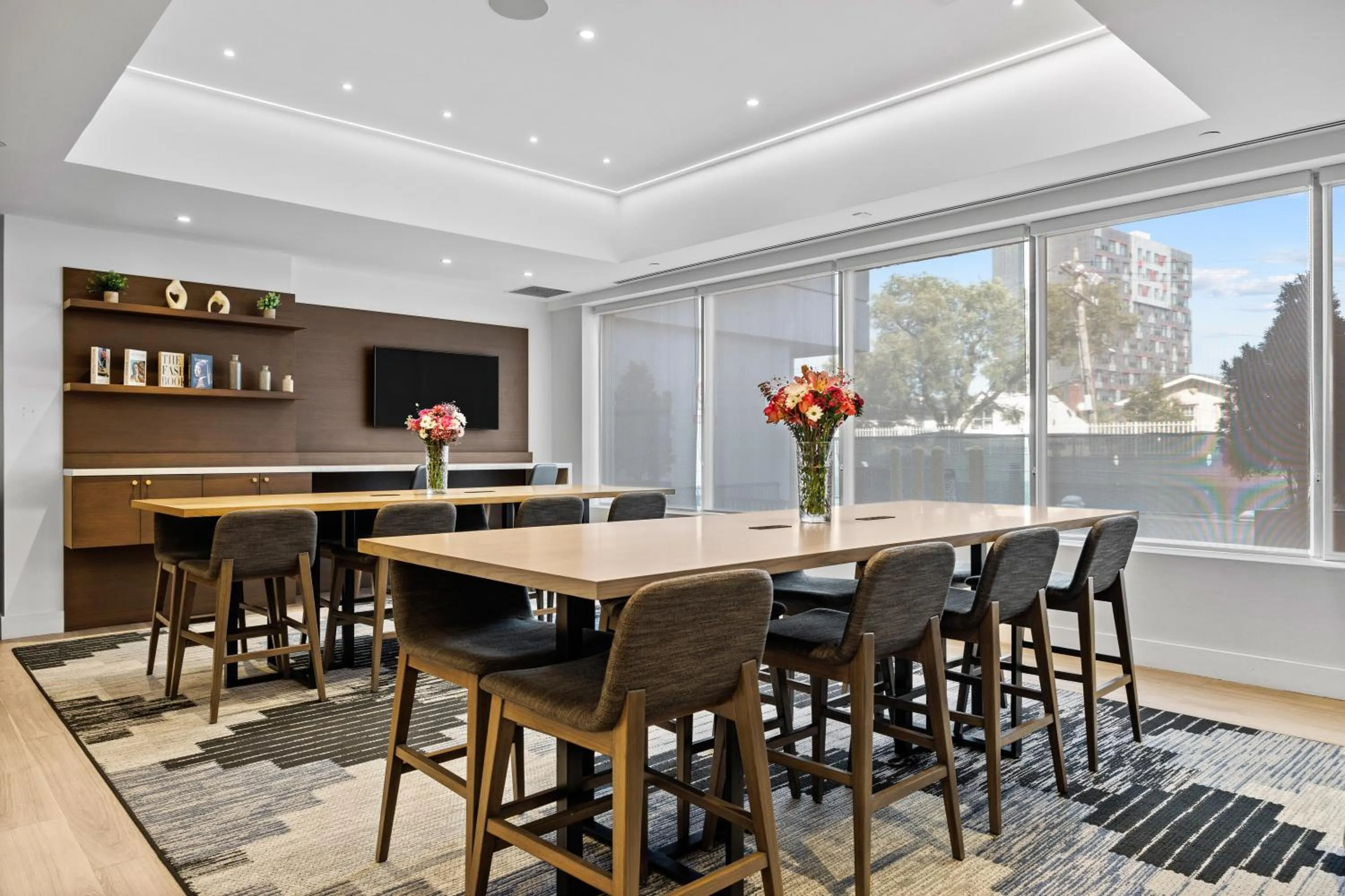 Seating area in DoubleTree by Hilton New York JFK Airport