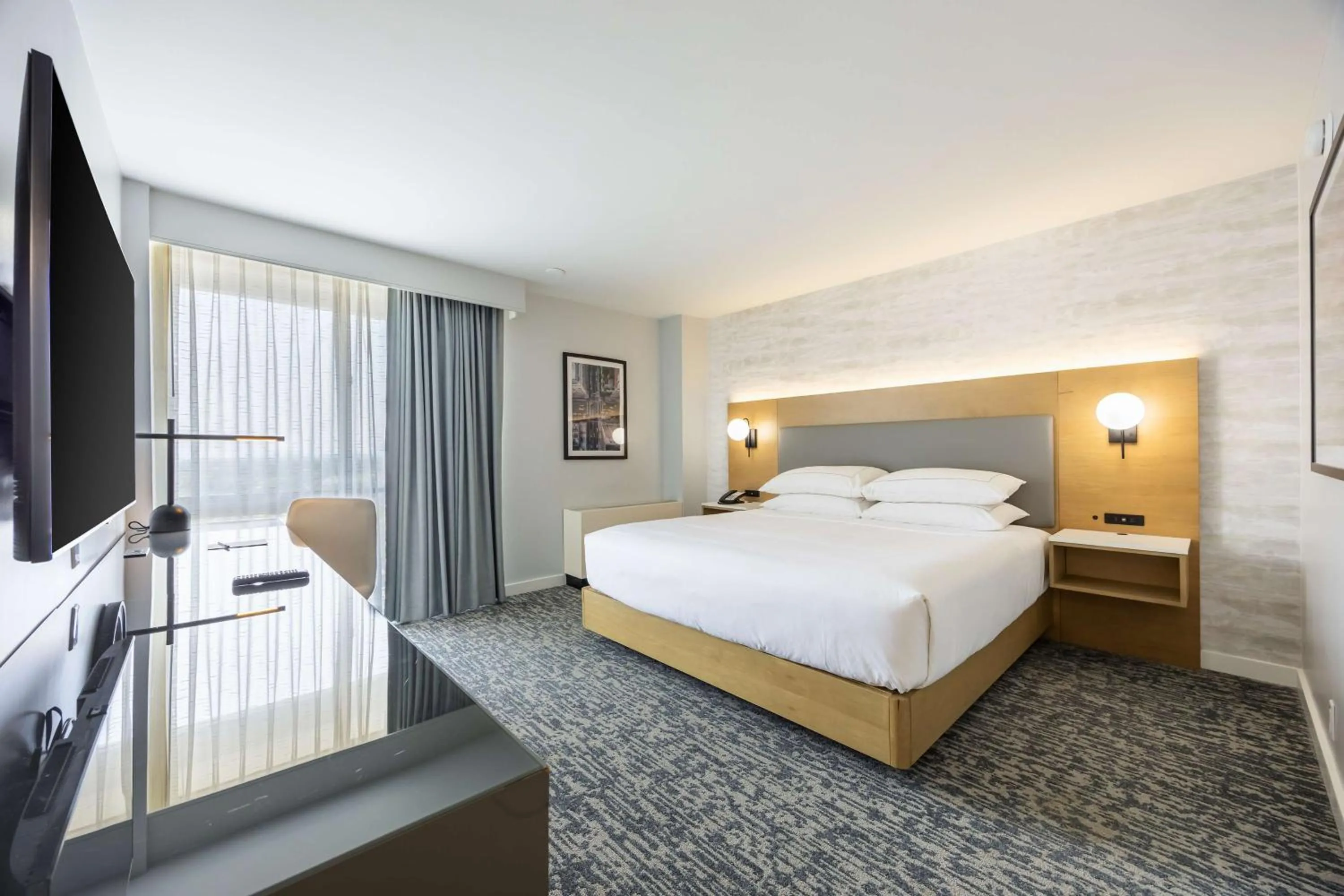 Bed in DoubleTree by Hilton New York JFK Airport