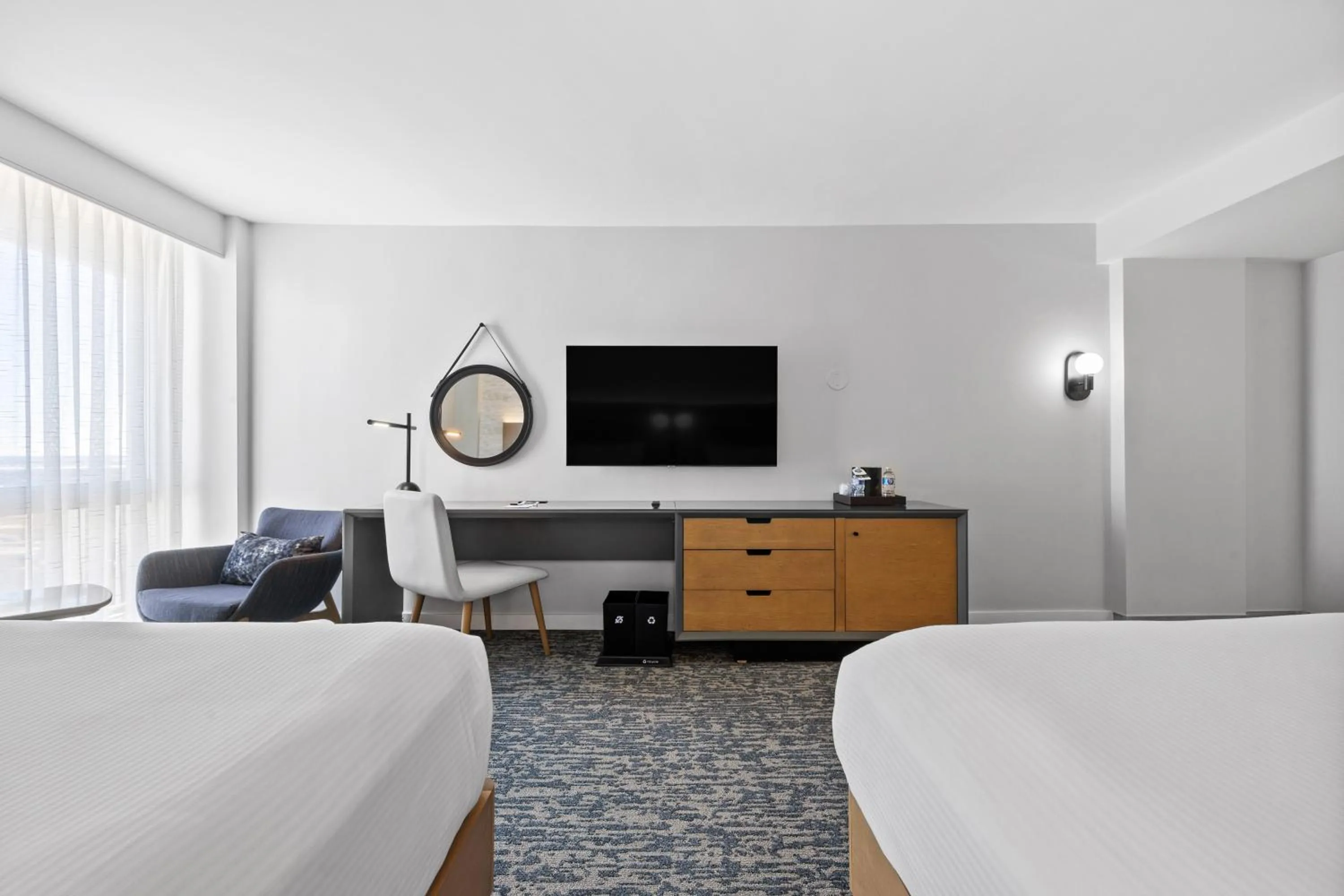 Photo of the whole room, Bed in DoubleTree by Hilton New York JFK Airport