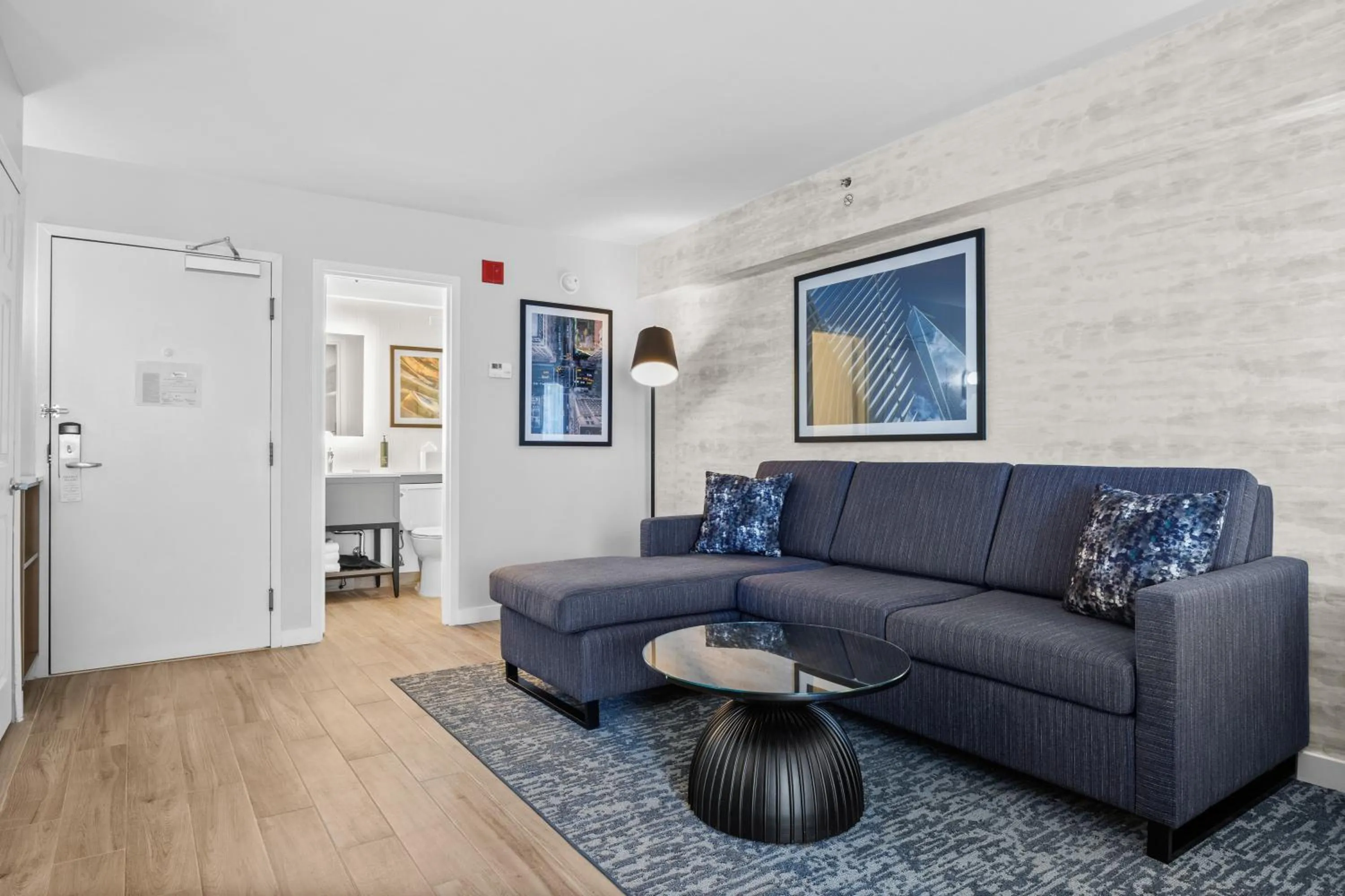 Seating area in DoubleTree by Hilton New York JFK Airport