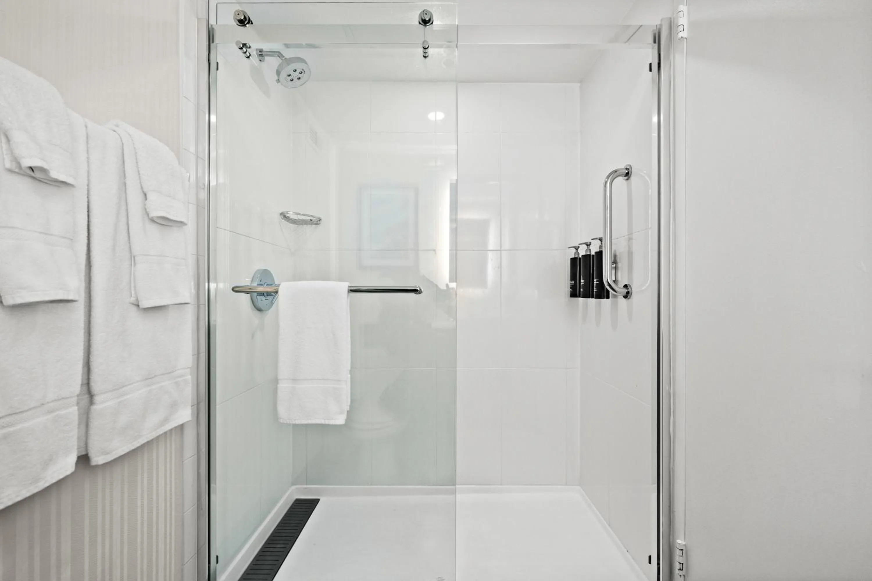 Shower in DoubleTree by Hilton New York JFK Airport