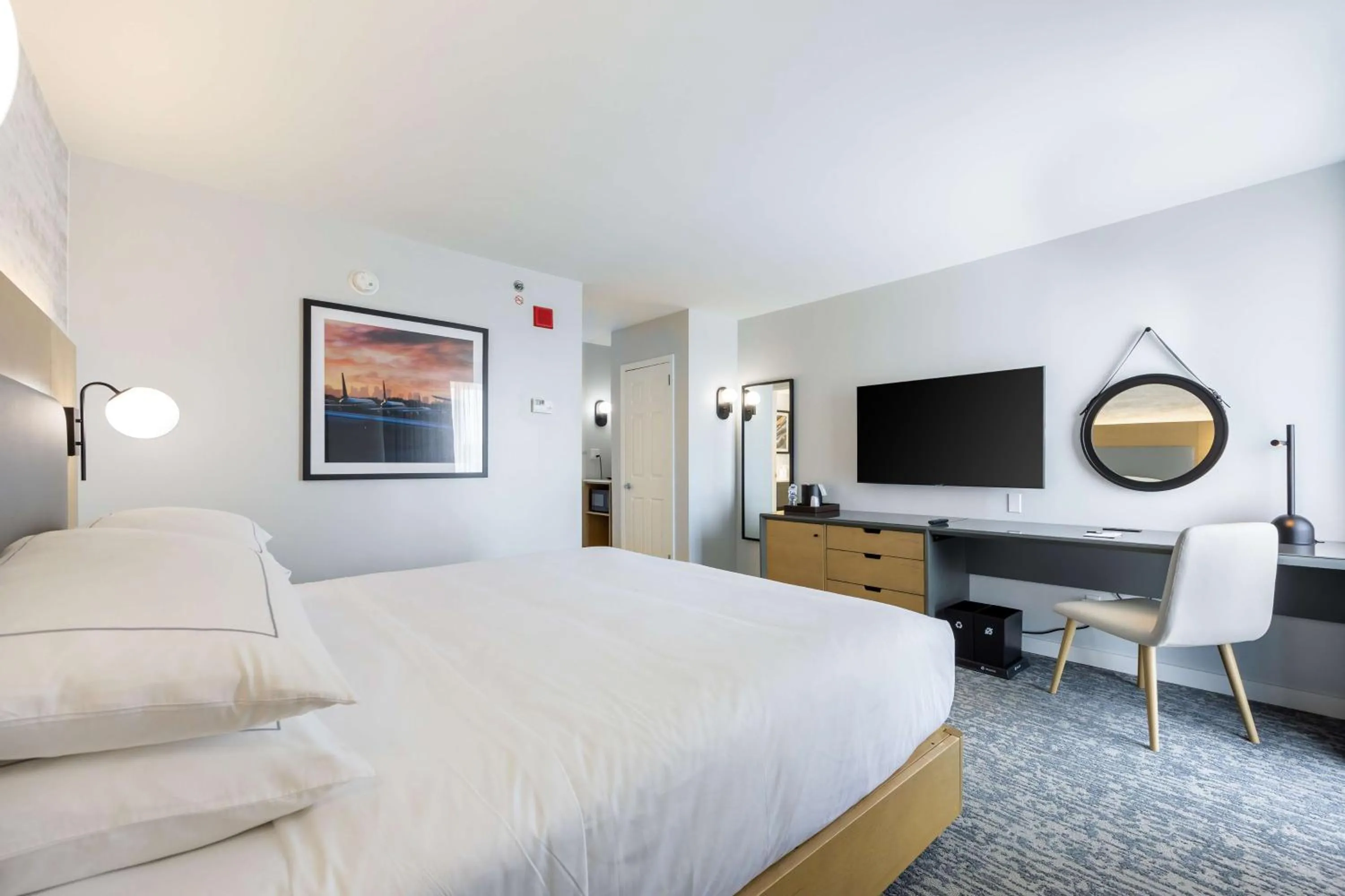 Bed in DoubleTree by Hilton New York JFK Airport