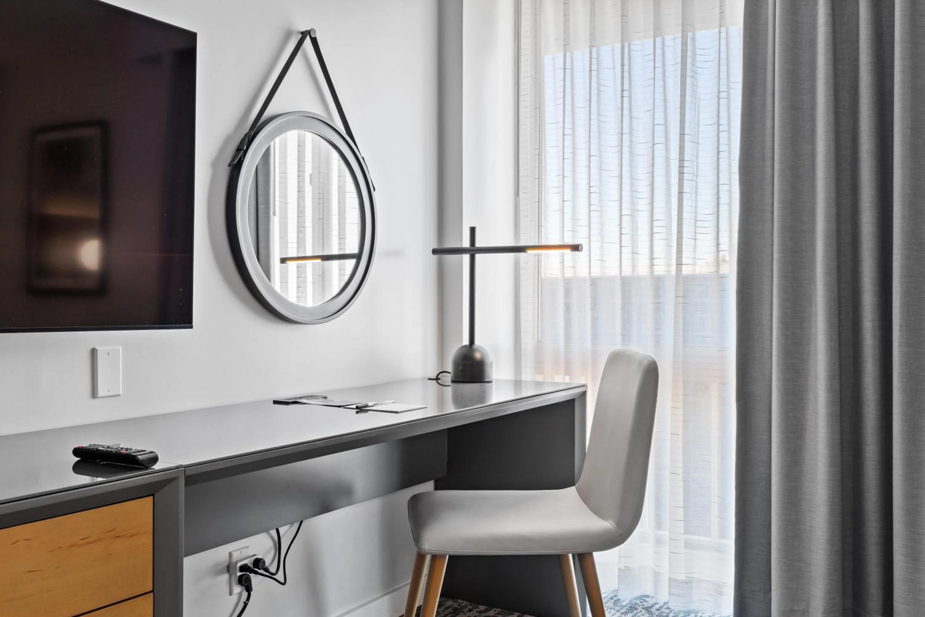 TV and multimedia in DoubleTree by Hilton New York JFK Airport