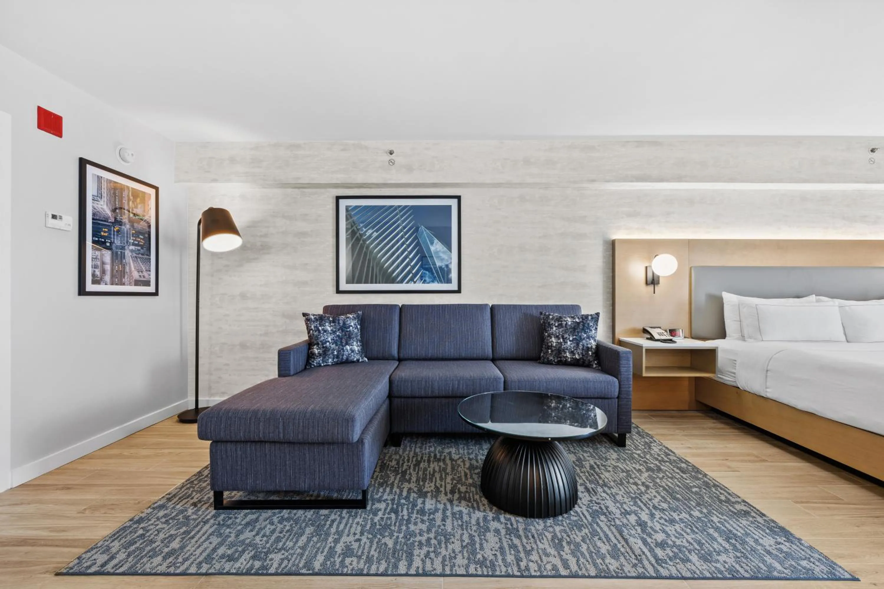 Seating area, Bed in DoubleTree by Hilton New York JFK Airport