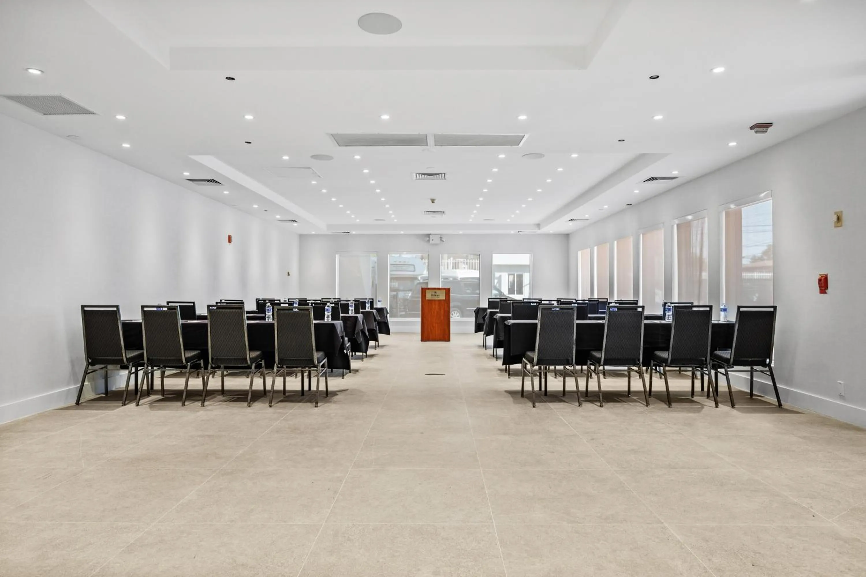 Meeting/conference room in DoubleTree by Hilton New York JFK Airport