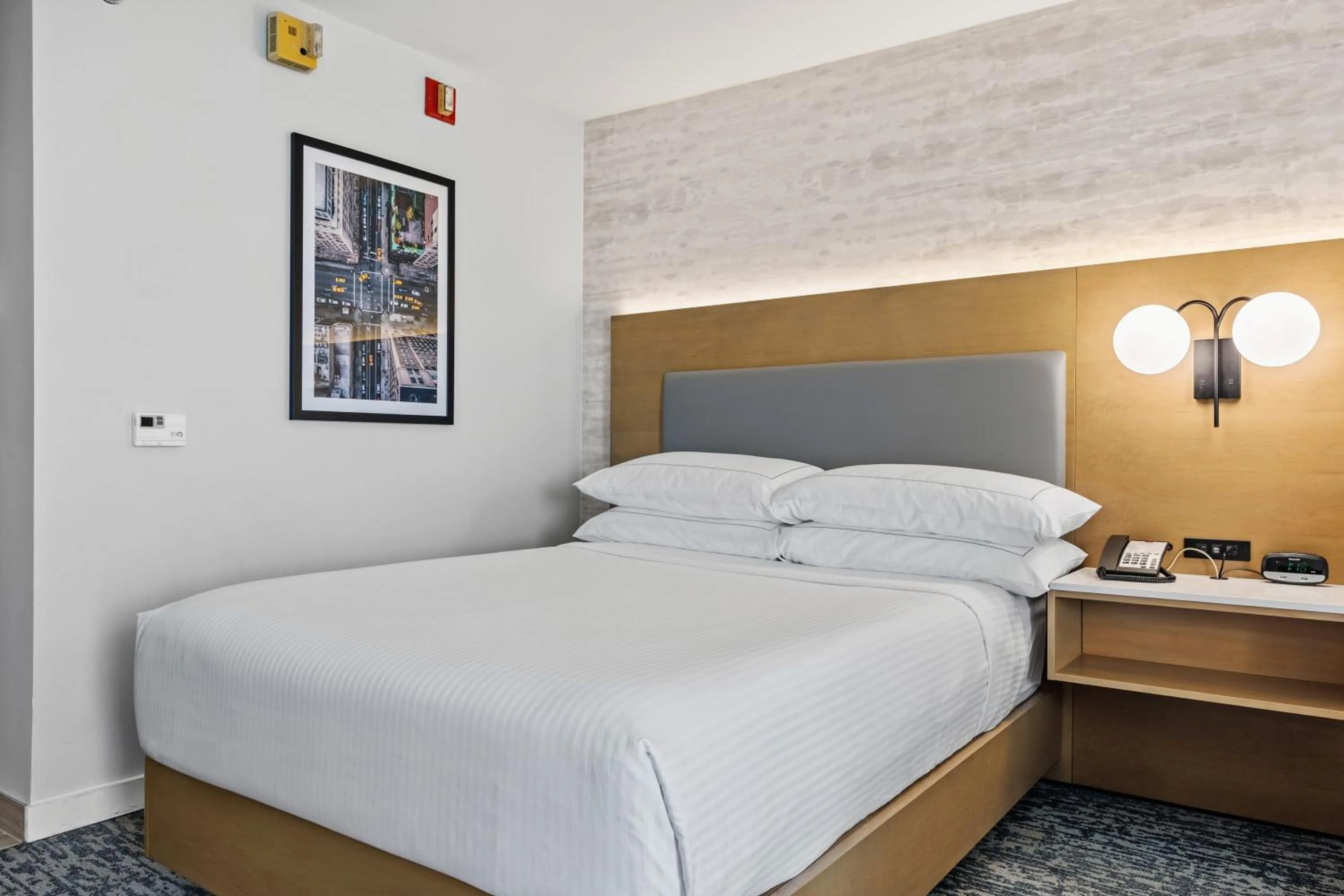 Bed in DoubleTree by Hilton New York JFK Airport