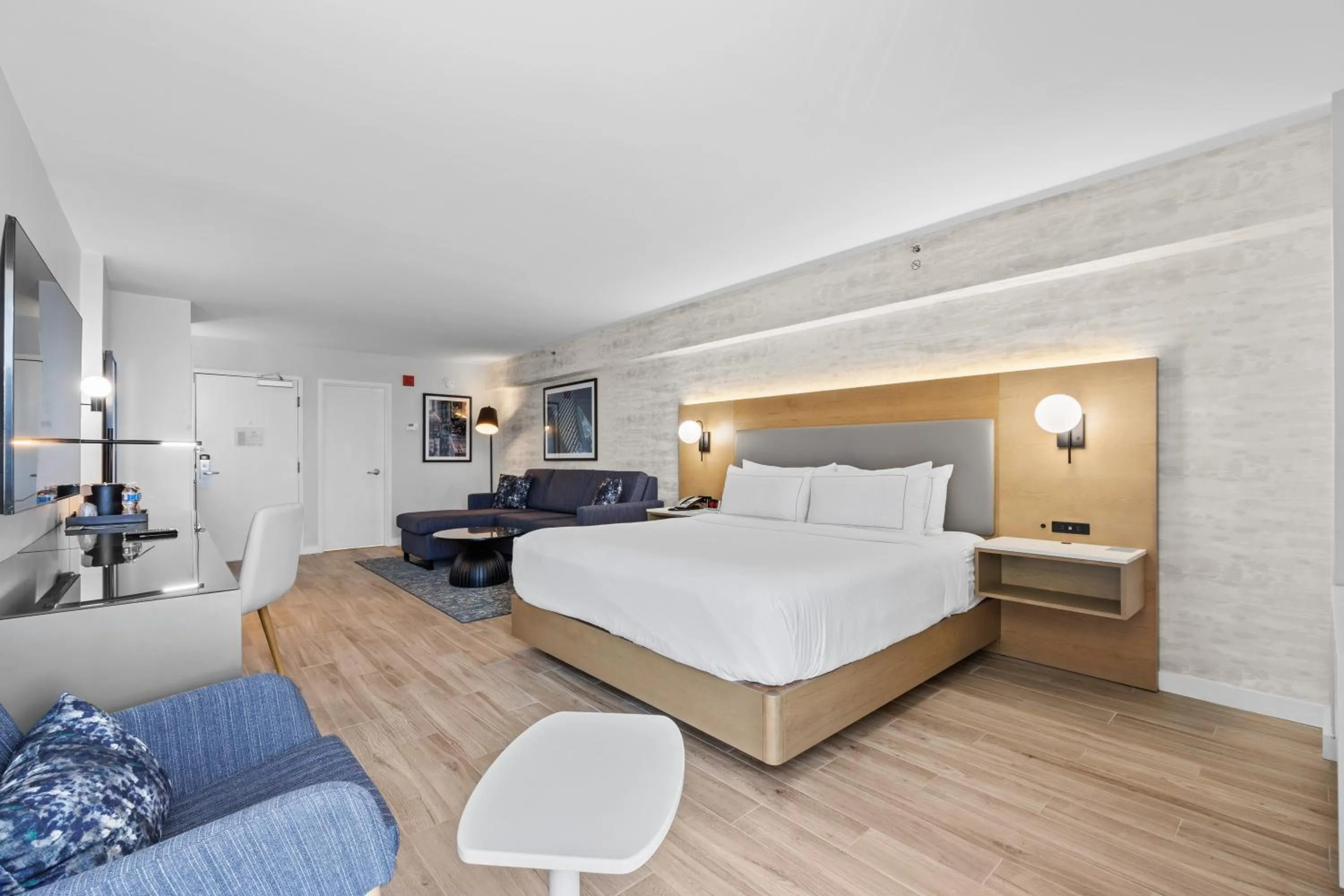 Photo of the whole room, Bed in DoubleTree by Hilton New York JFK Airport