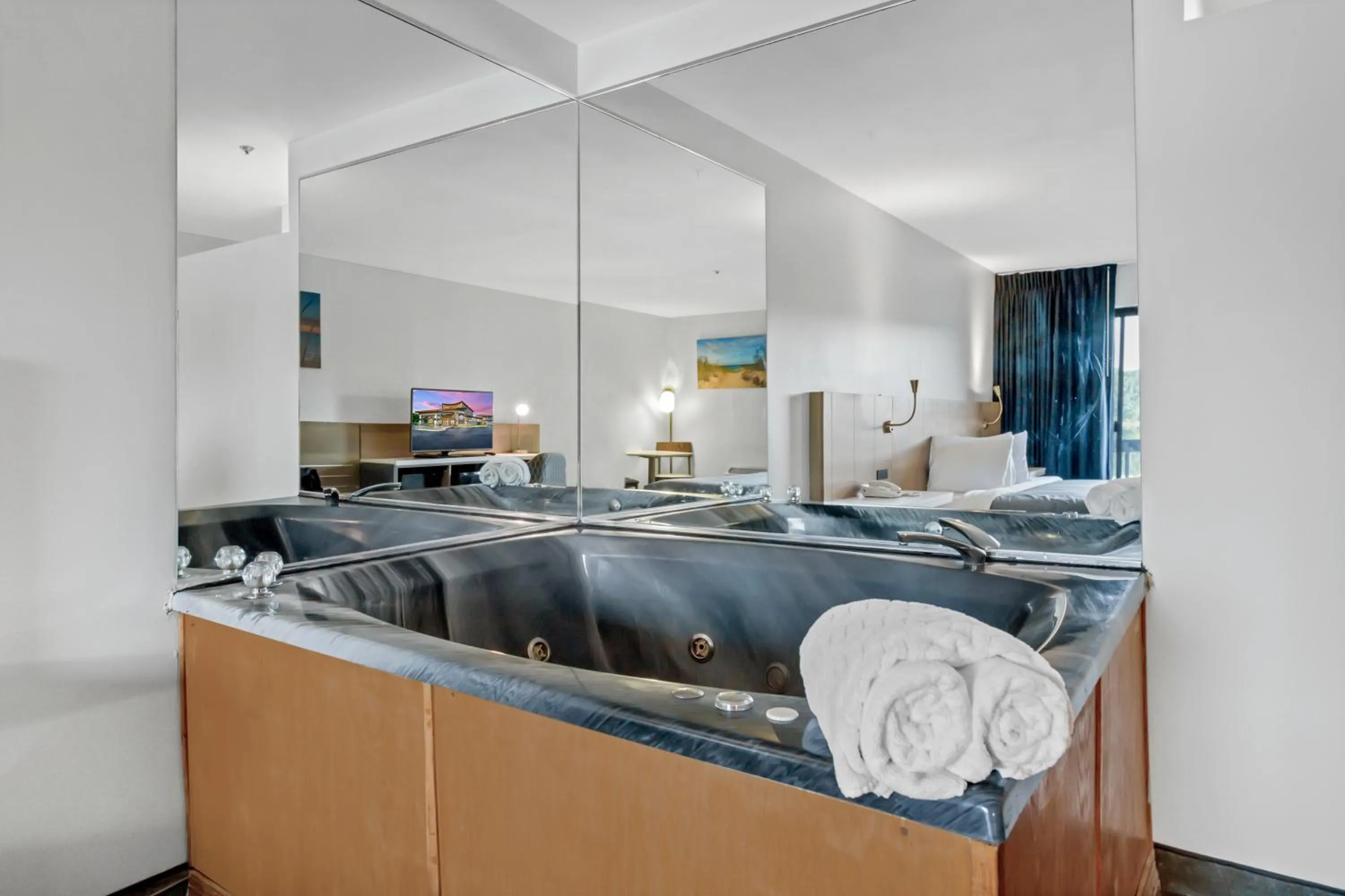 Hot Tub, Bed in Waterbird Lakeside Inn