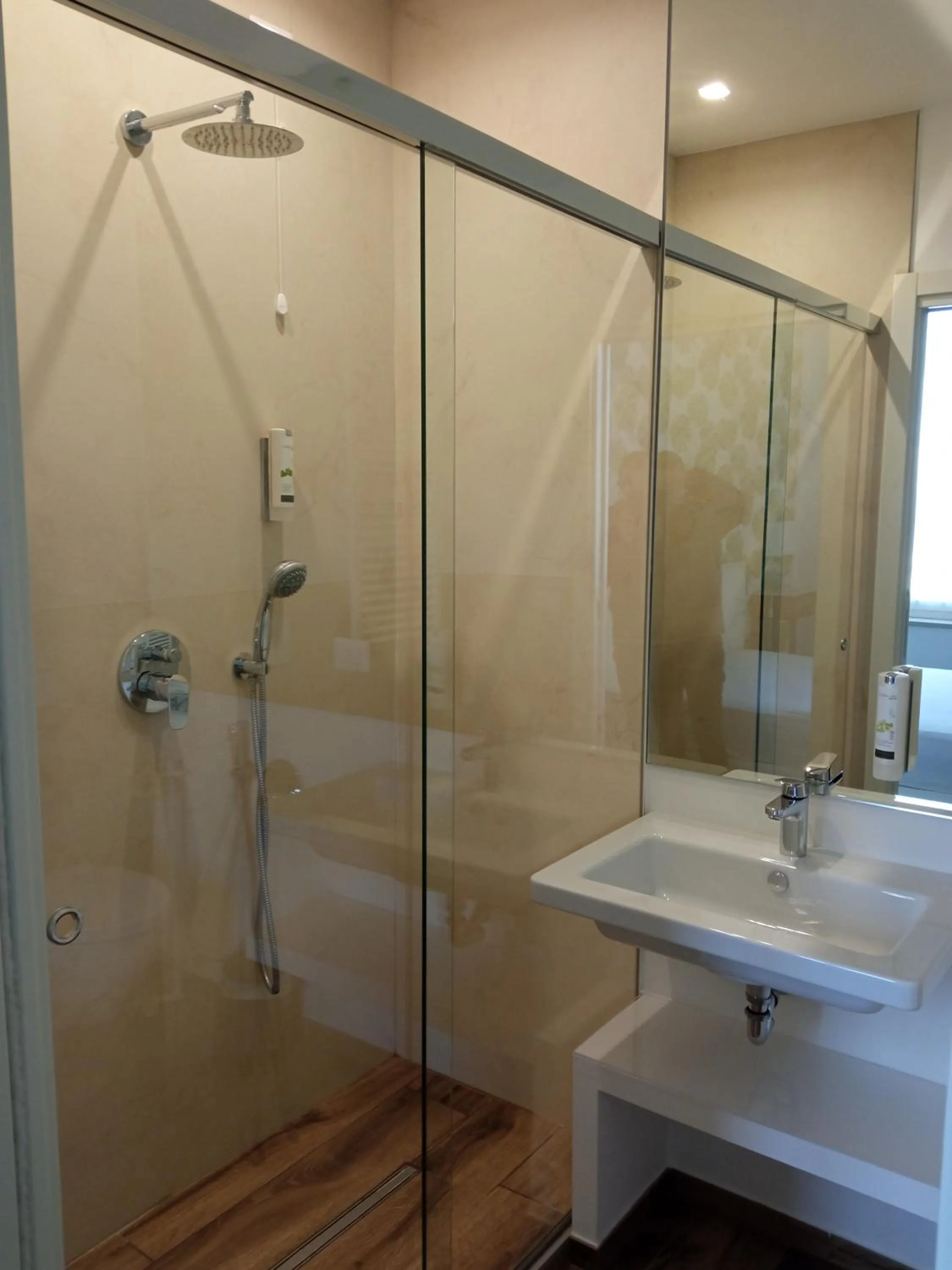 Shower in La Soffitta Covelli