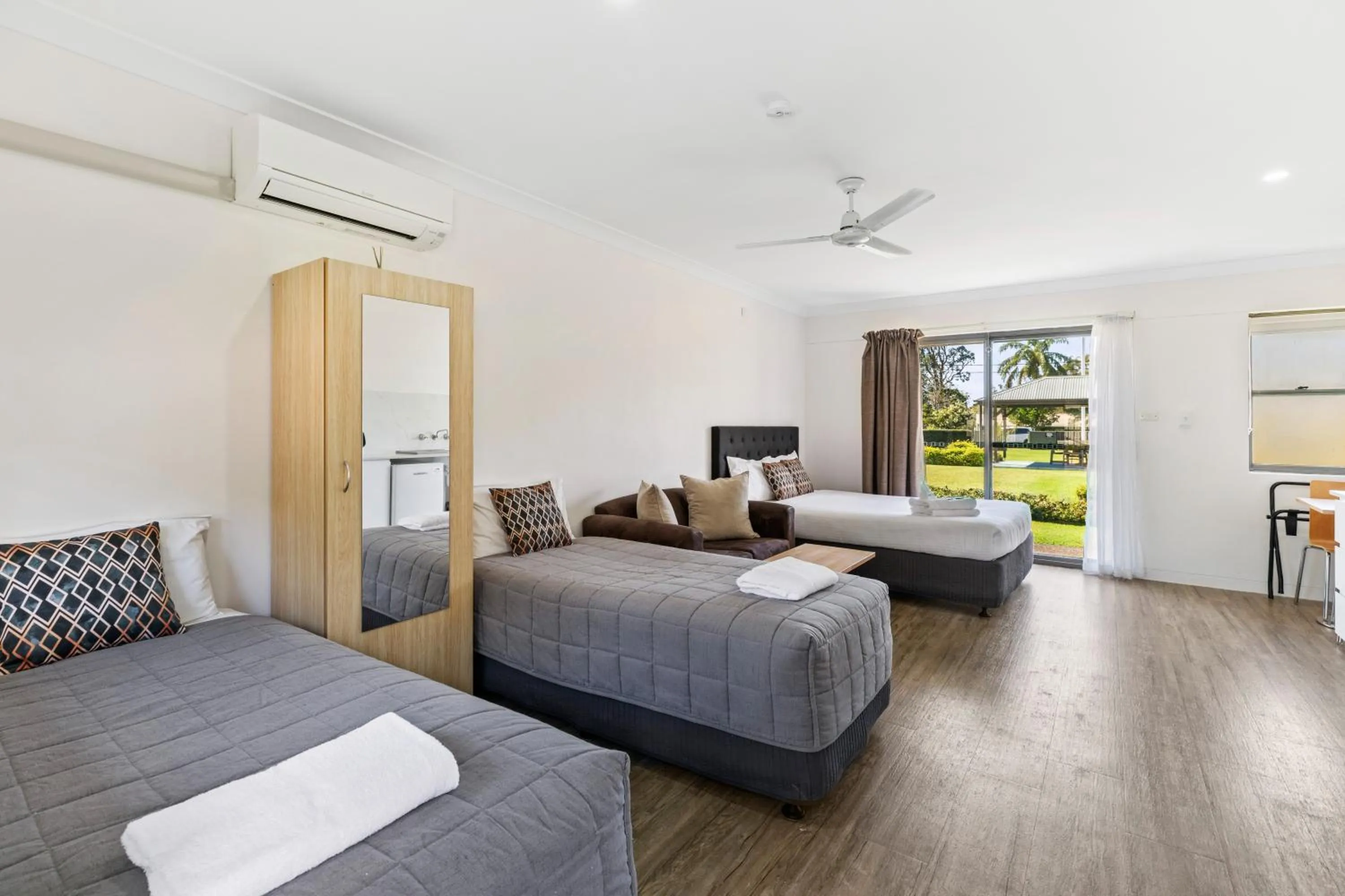 Bed in Lemon Tree Passage Motel