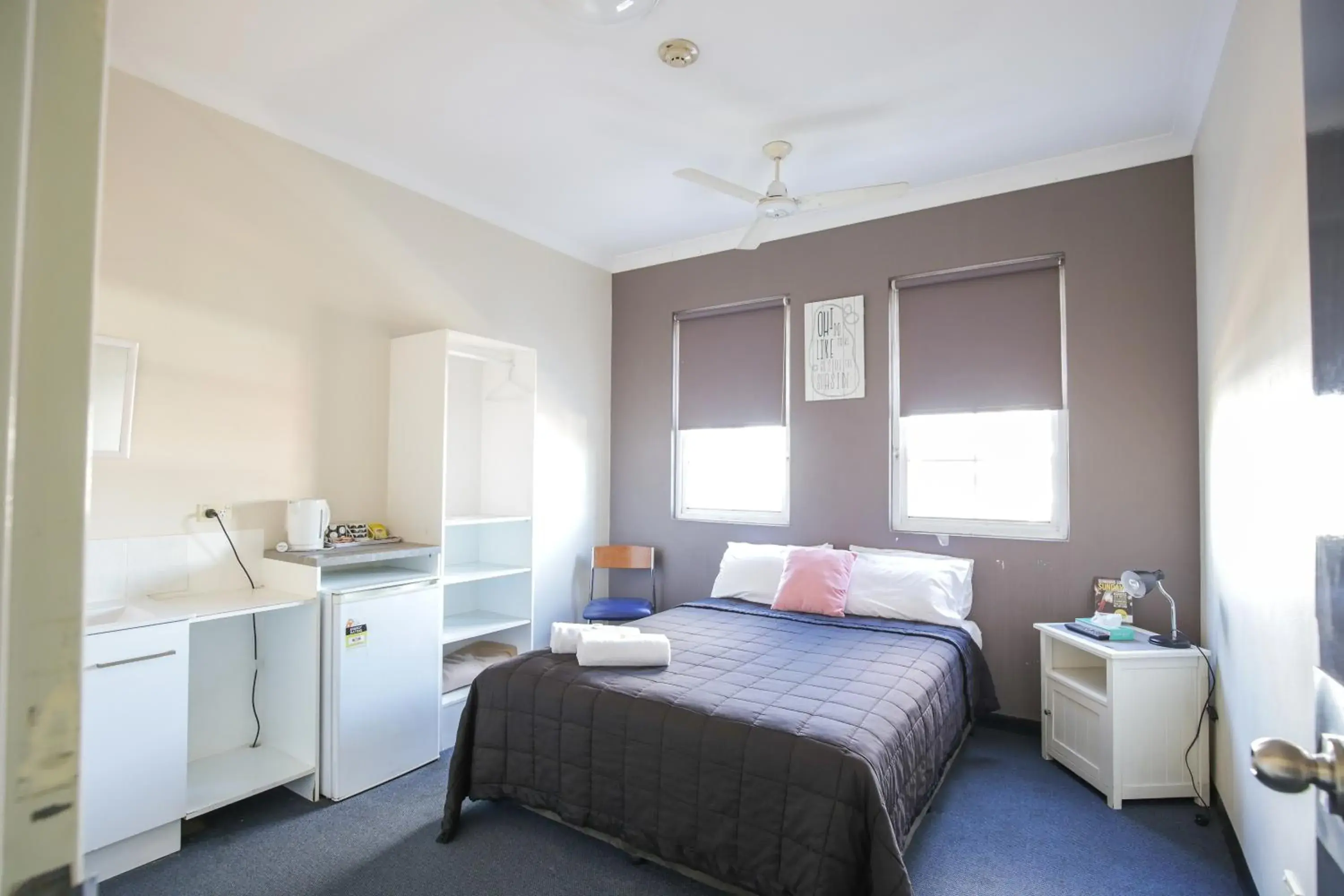 Standard Queen Room with Shared Bathroom in Bayview Hotel Woy Woy Standard Queen Room with Shared Bathroom in Bayview Hotel Woy Woy