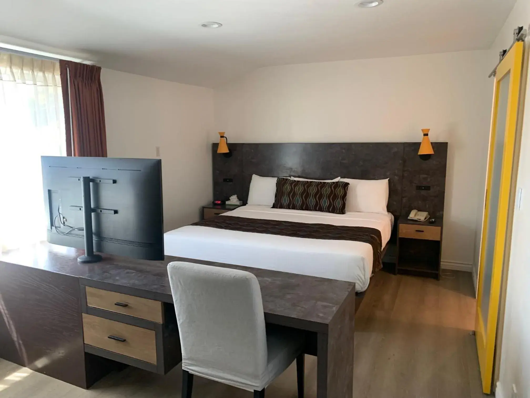 Deluxe King Suite in Oasis Inn and Suites Deluxe King Suite in Oasis Inn and Suites