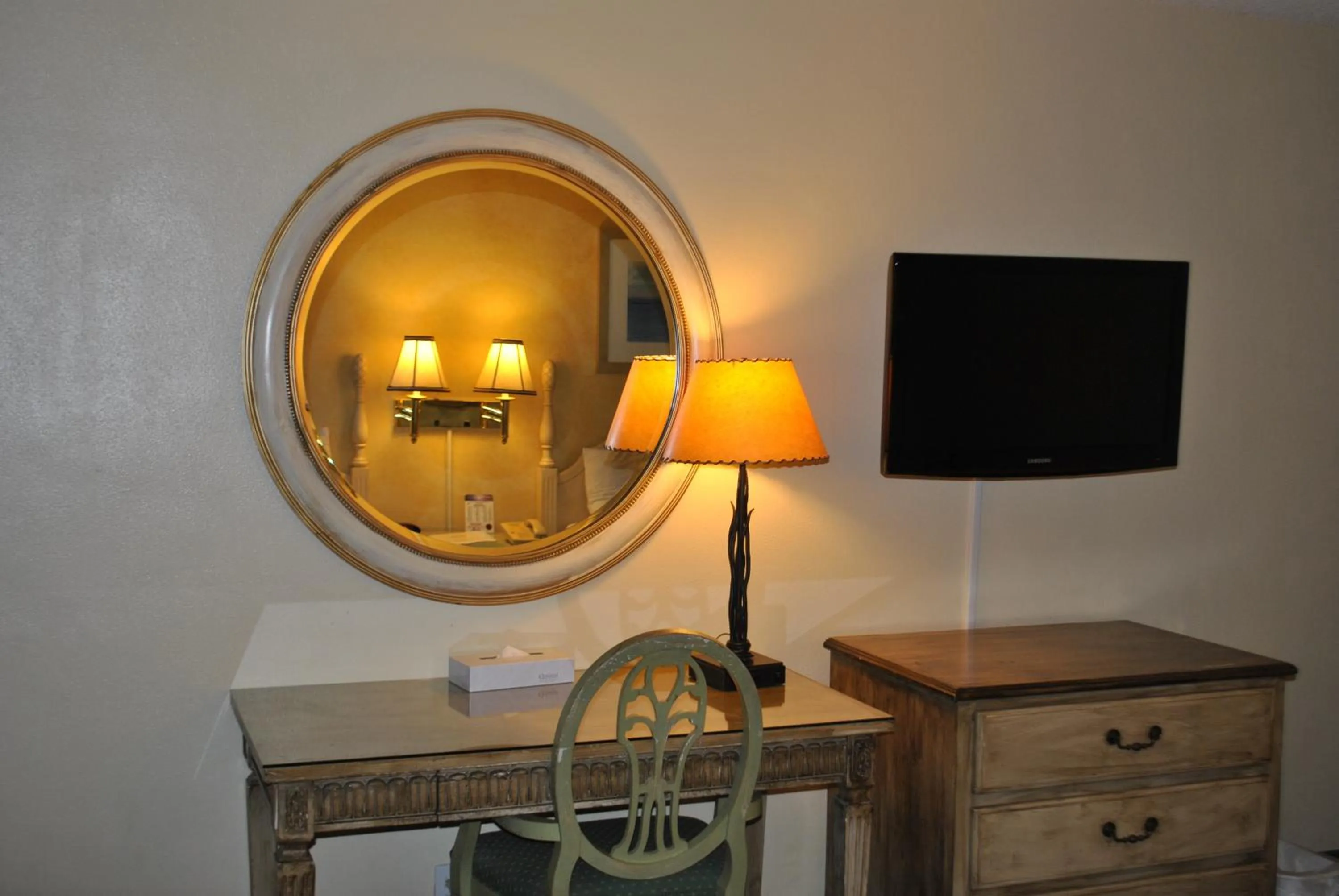 TV and multimedia in Oasis Inn and Suites