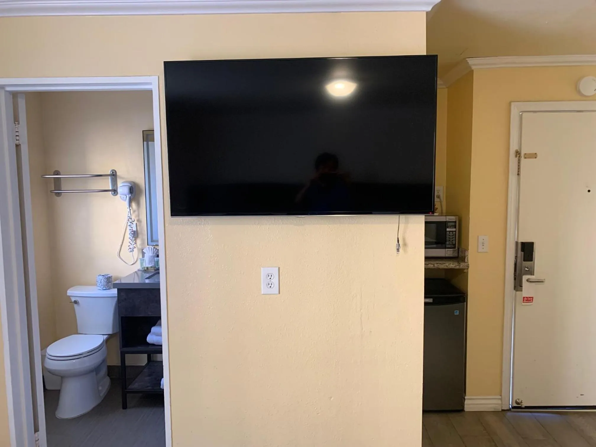 TV and multimedia in Oasis Inn and Suites