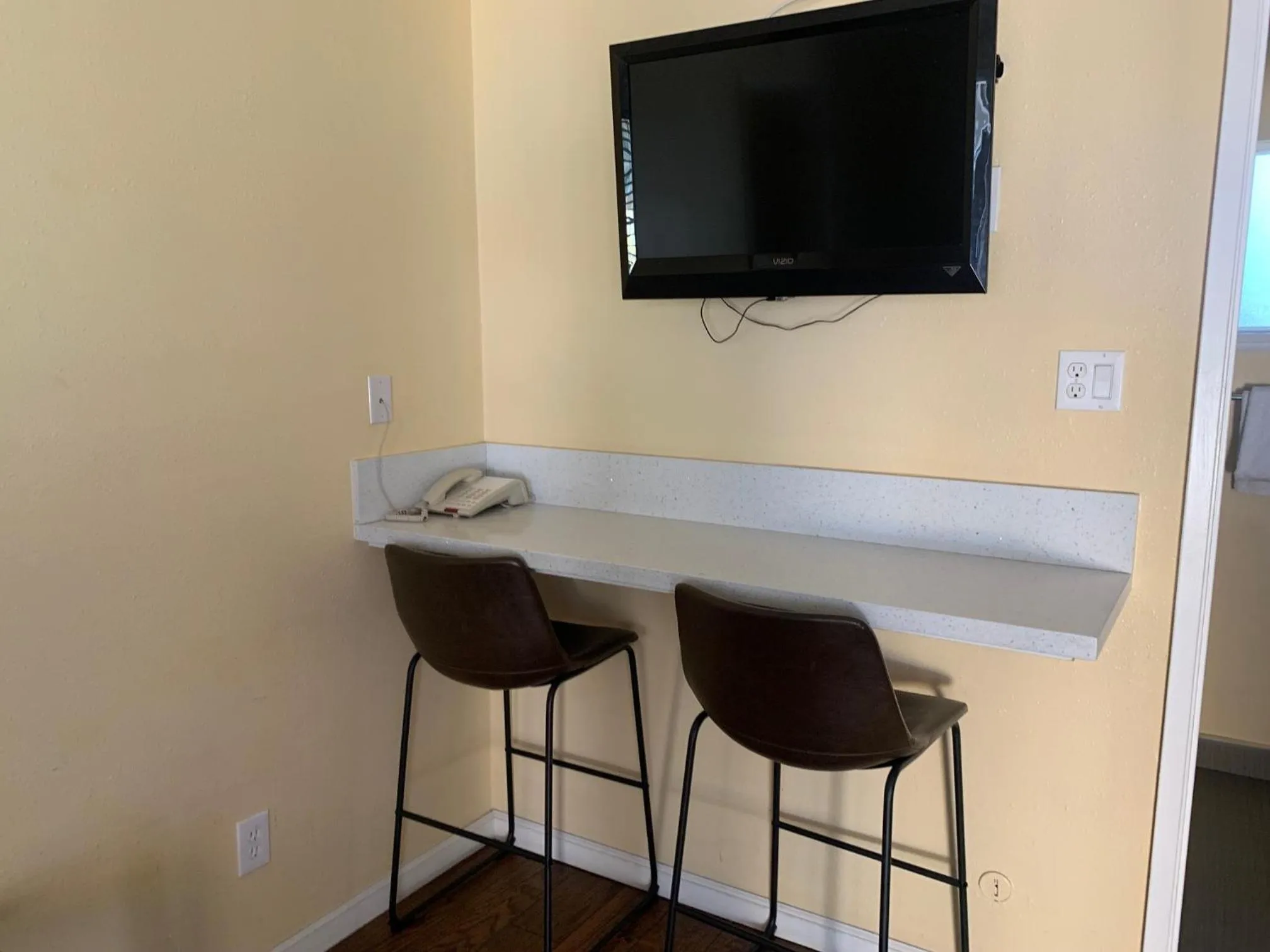 TV and multimedia in Oasis Inn and Suites