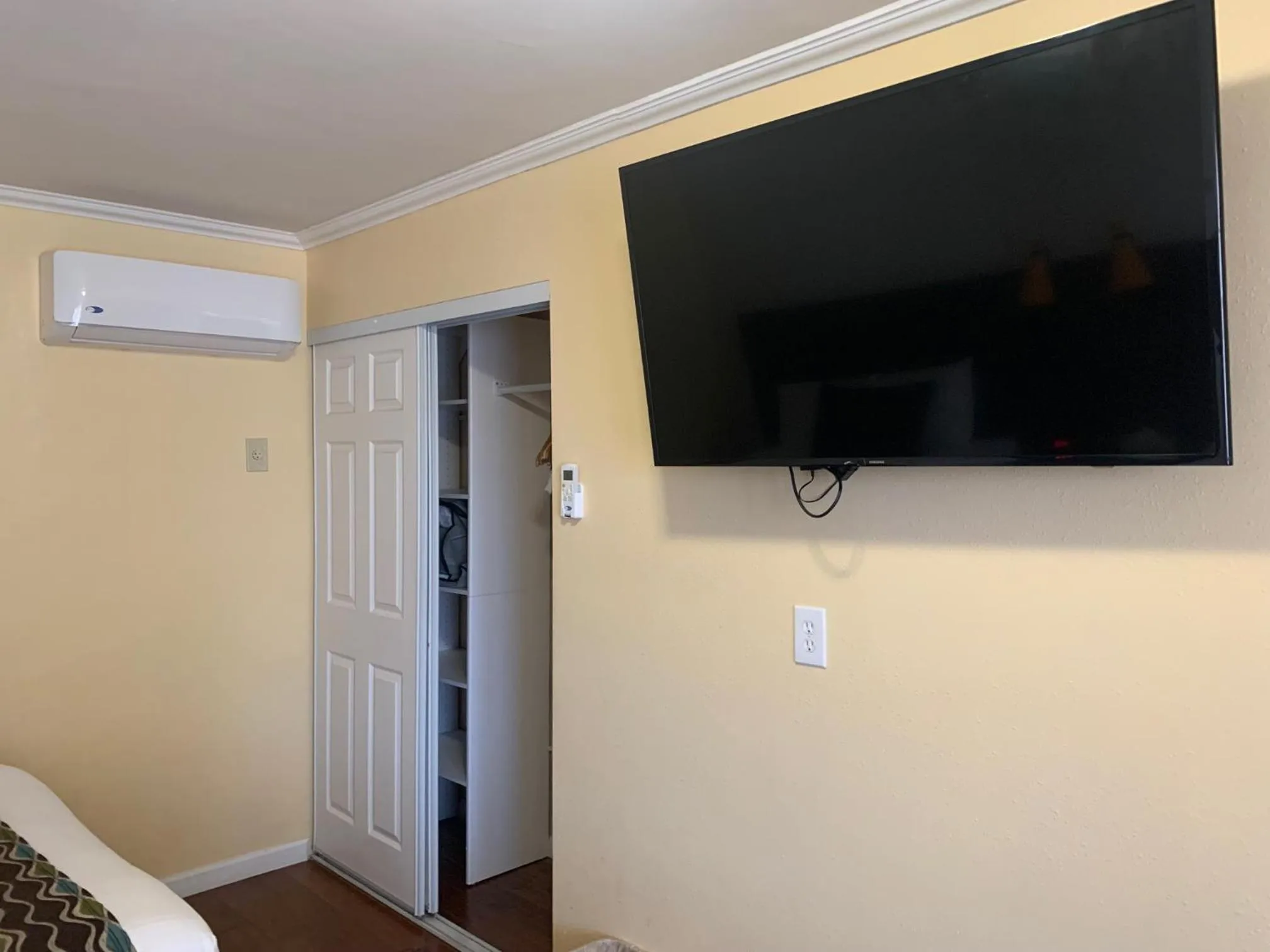 TV and multimedia in Oasis Inn and Suites