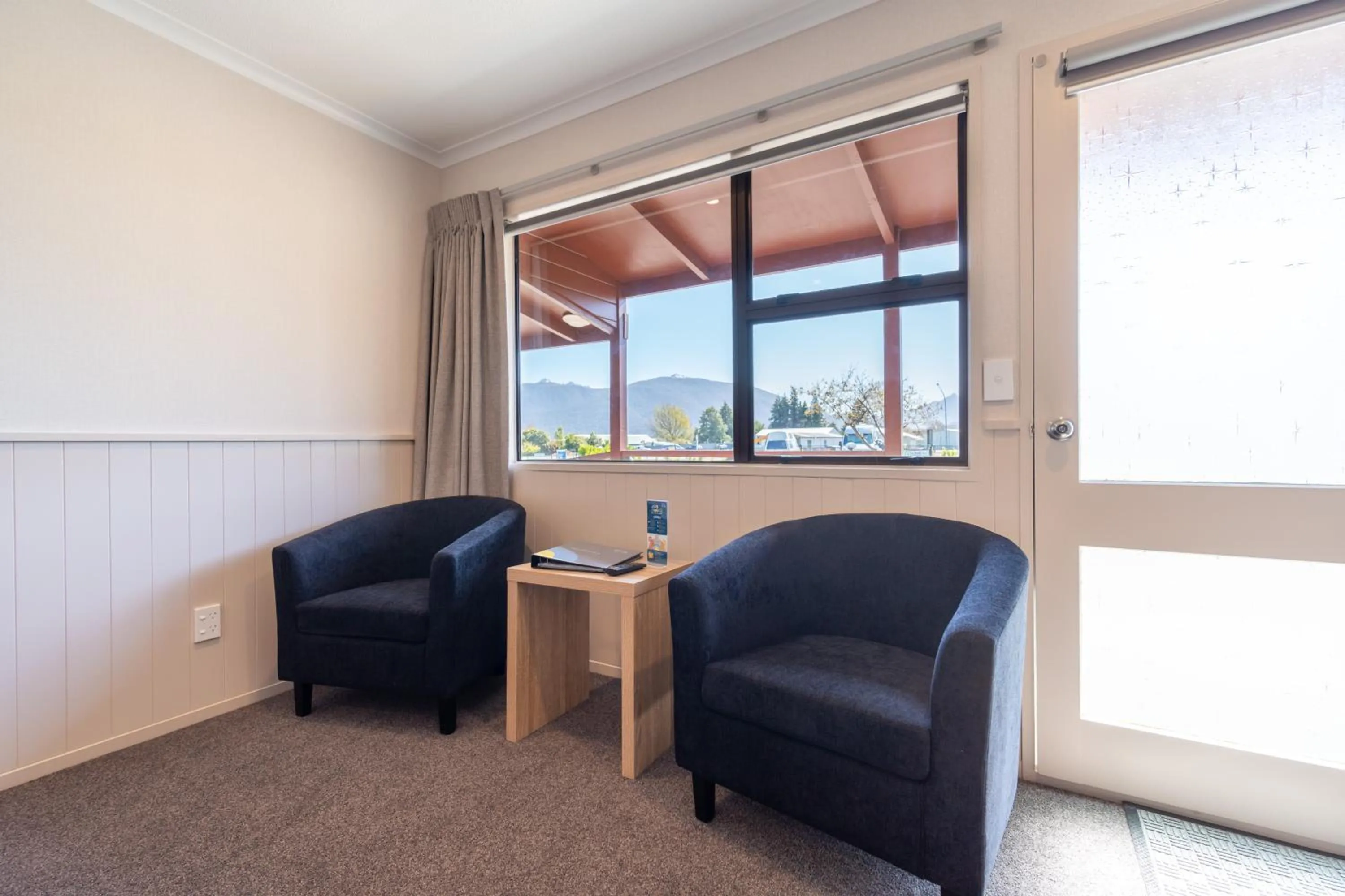 Seating area in Te Anau Top 10 Holiday Park and Motels