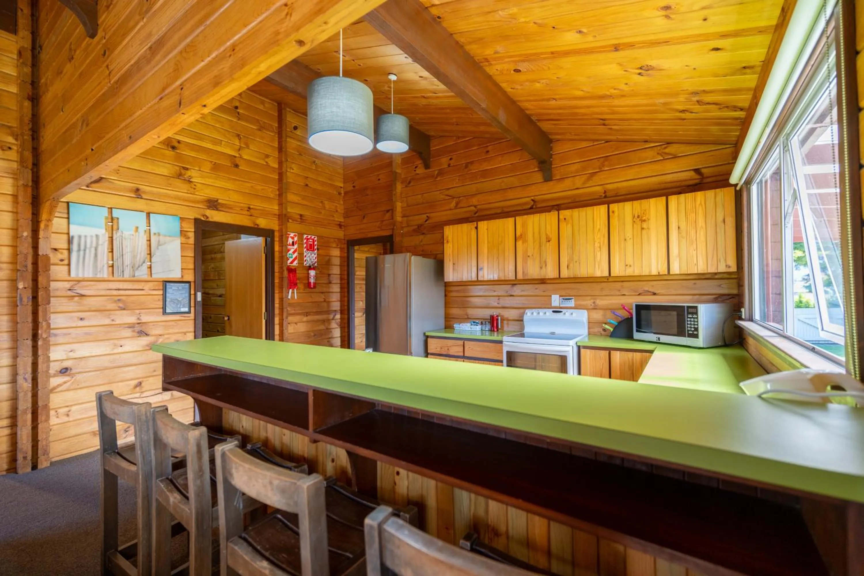 Kitchen or kitchenette in Te Anau Top 10 Holiday Park and Motels