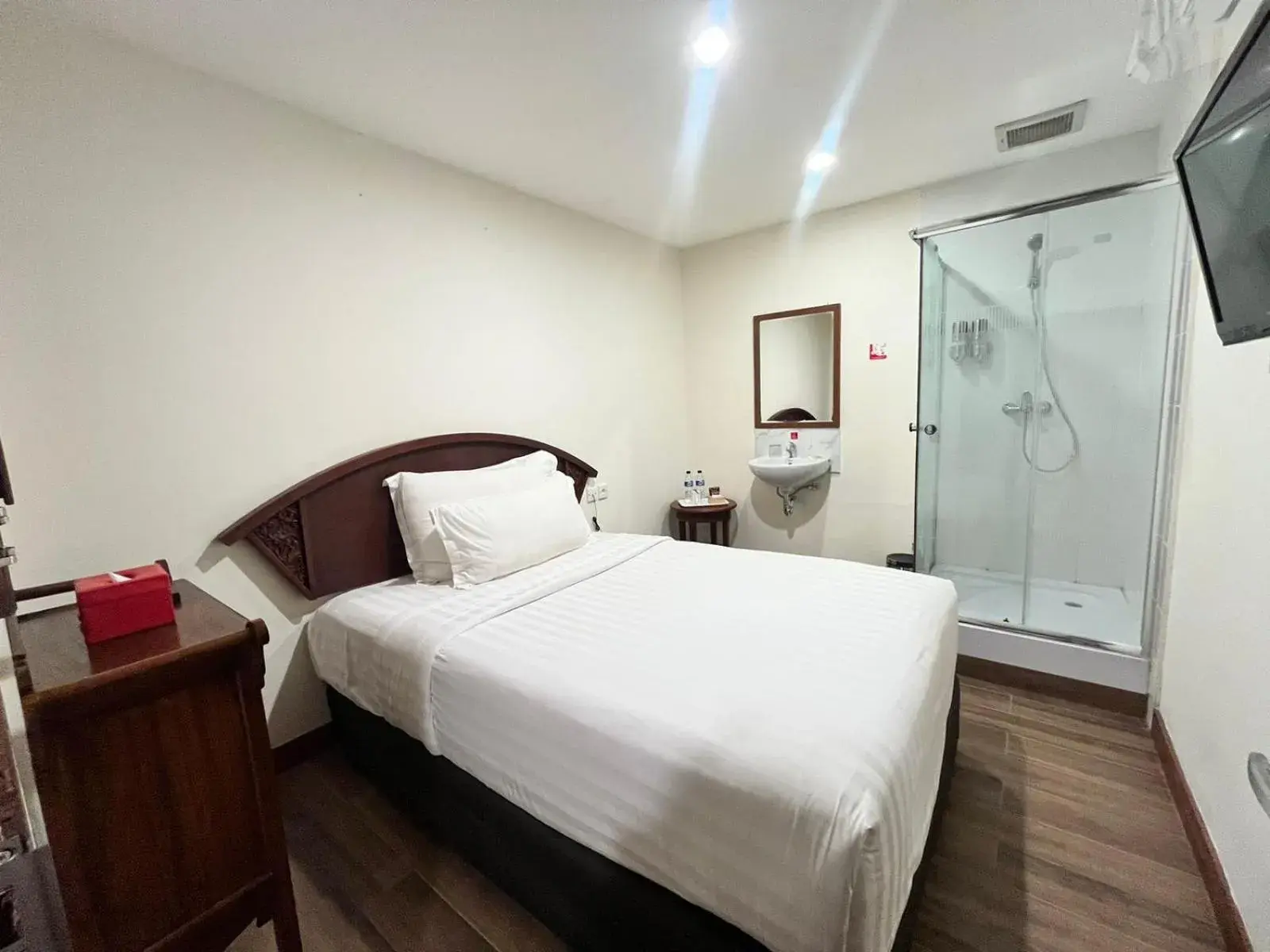 Standard Single Room No Window with Private Shower and Shared Toilet in d'primahotel Balikpapan Standard Single Room No Window with Private Shower and Shared Toilet in d'primahotel Balikpapan