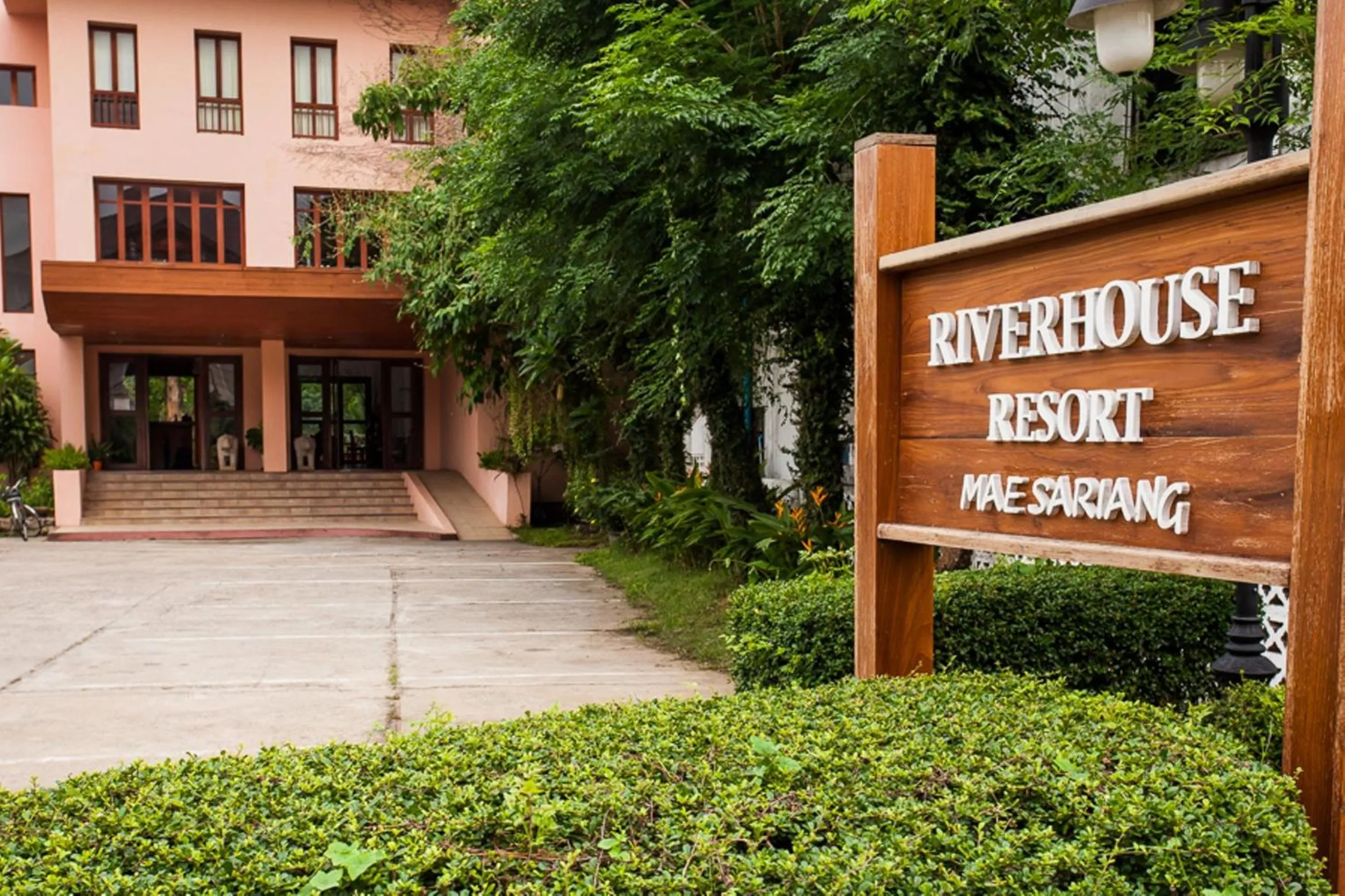 Facade/entrance in Riverhouse Resort