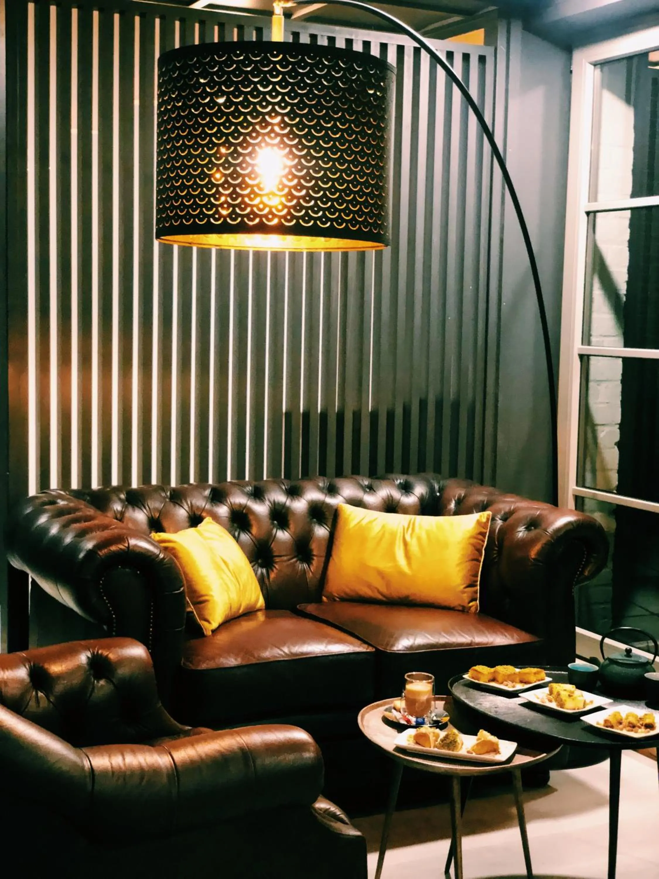 Lounge or bar in Auberge du Vieux Cedre, Enghien-Belgique