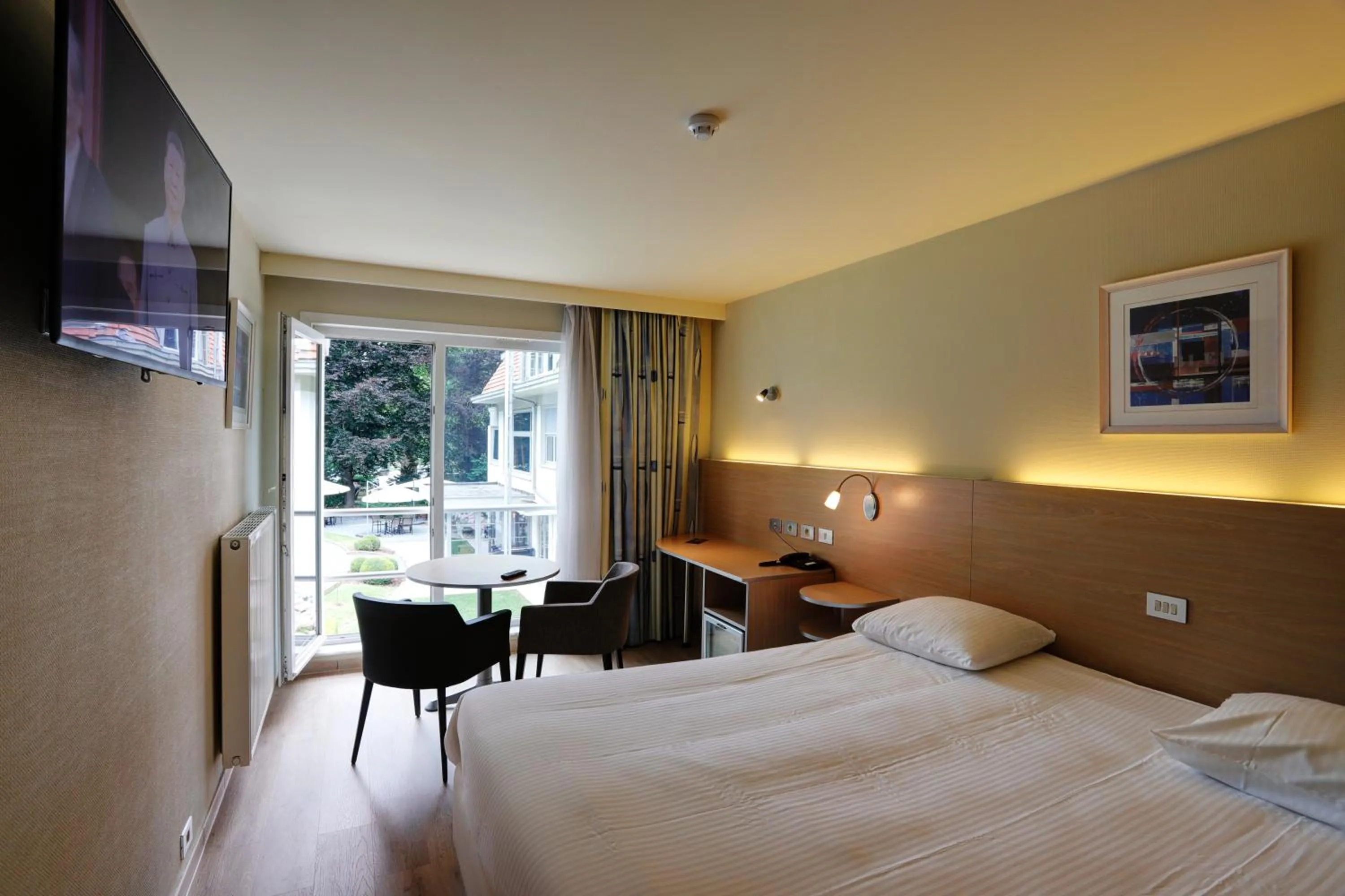 Photo of the whole room, Bed in Auberge du Vieux Cedre, Enghien-Belgique