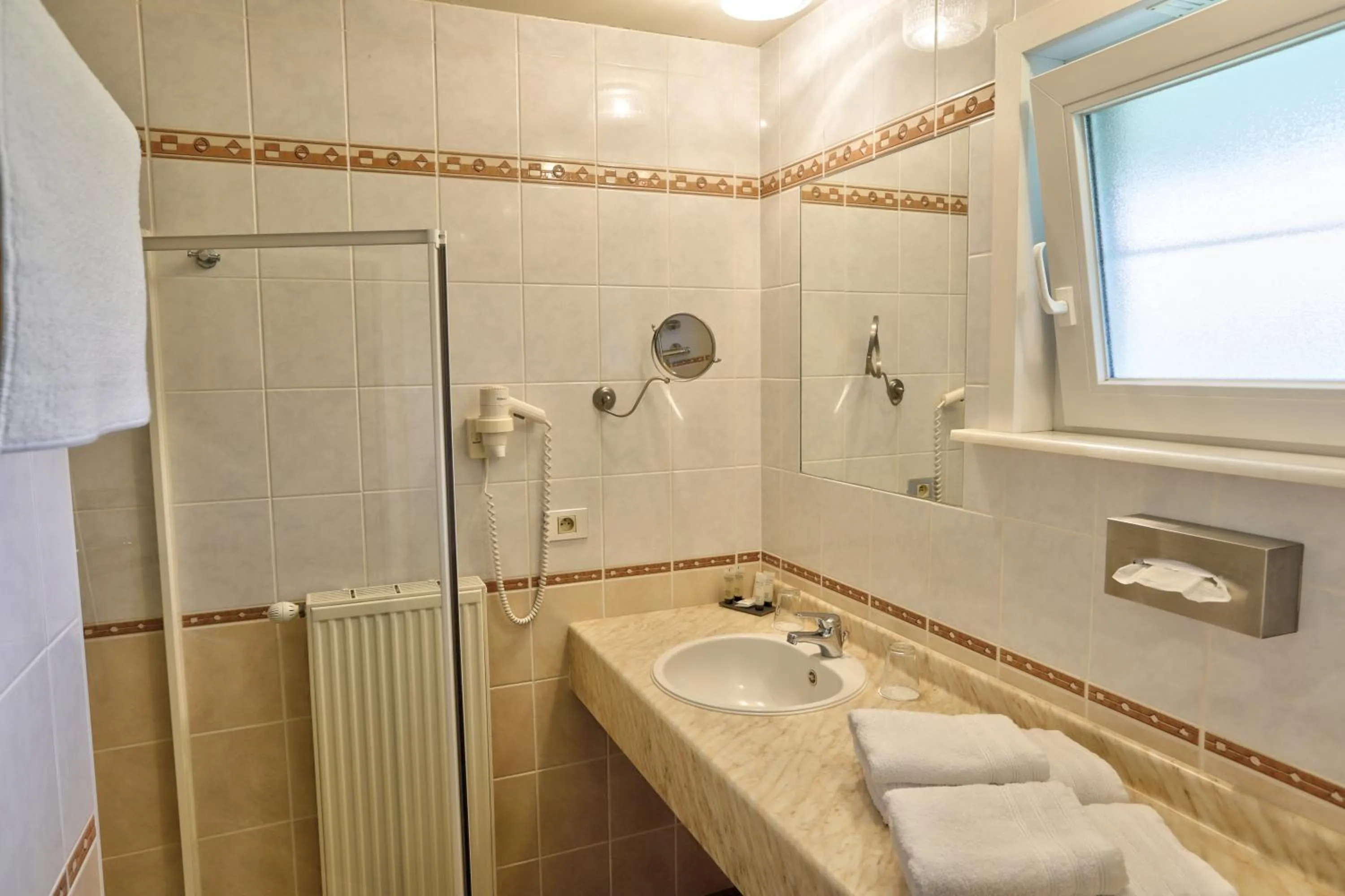 Bathroom in Auberge du Vieux Cedre, Enghien-Belgique