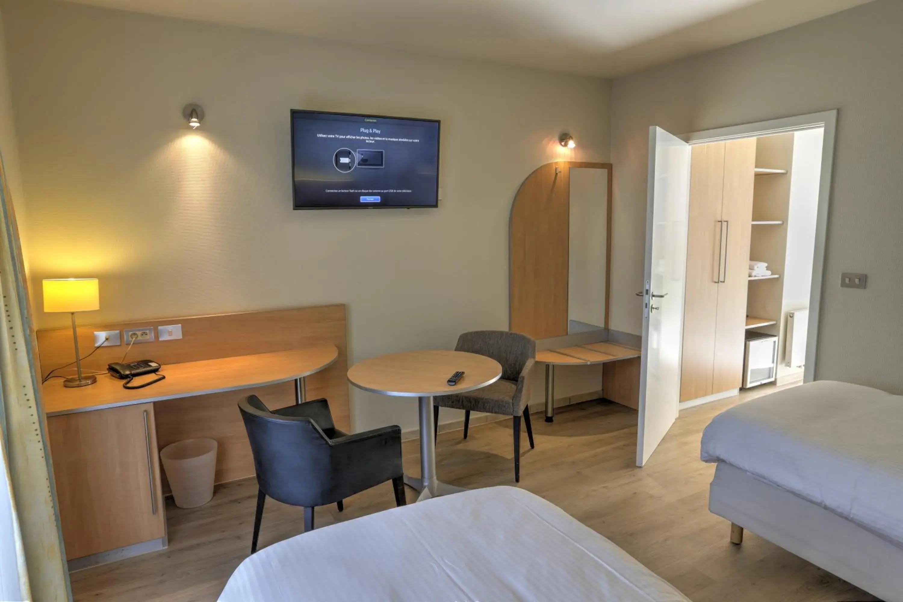 Triple Room - Disability Access in Auberge du Vieux Cedre, Enghien-Belgique Triple Room - Disability Access in Auberge du Vieux Cedre, Enghien-Belgique