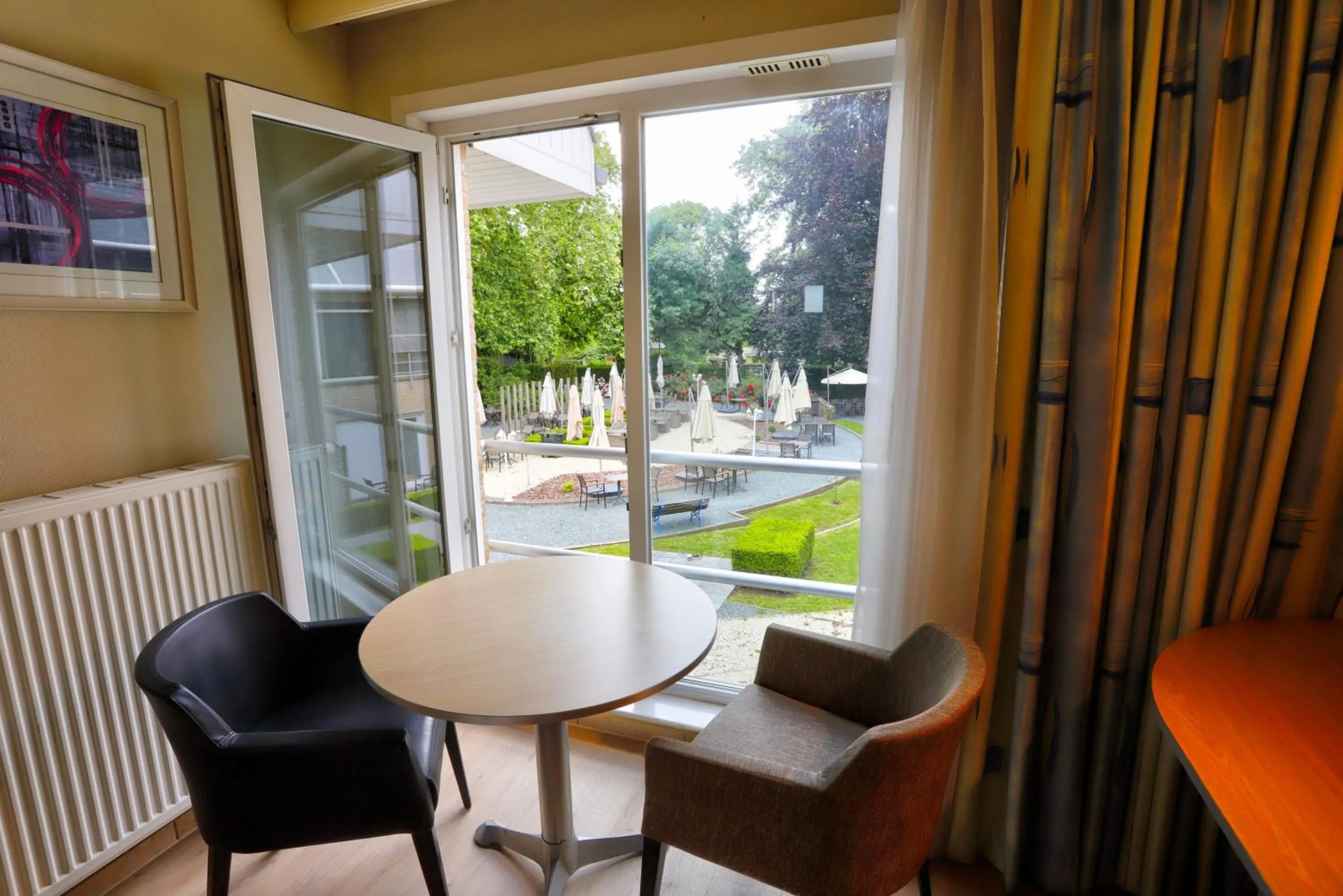 Garden view in Auberge du Vieux Cedre, Enghien-Belgique