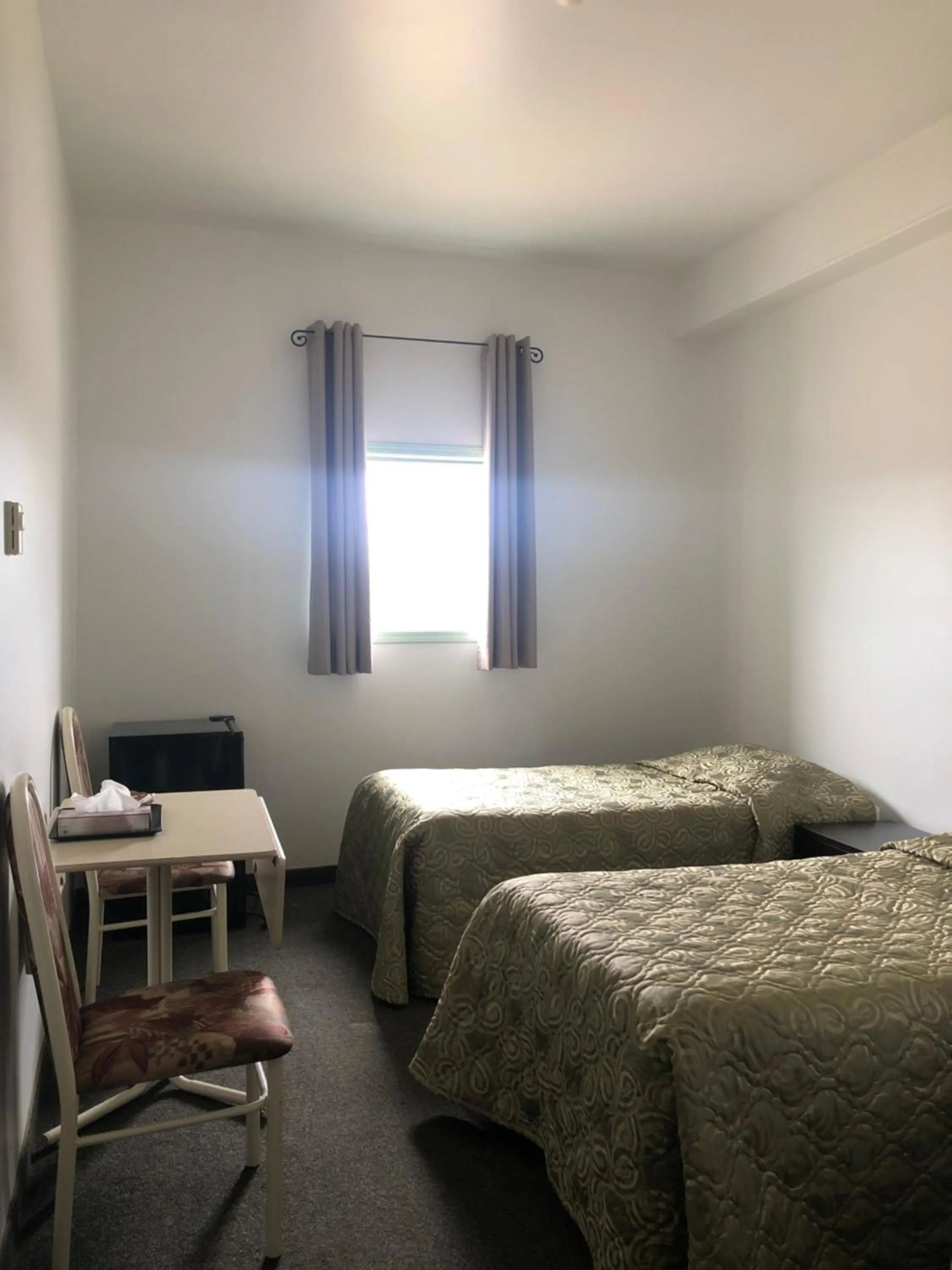 Photo of the whole room, Bed in IceBerg Inn