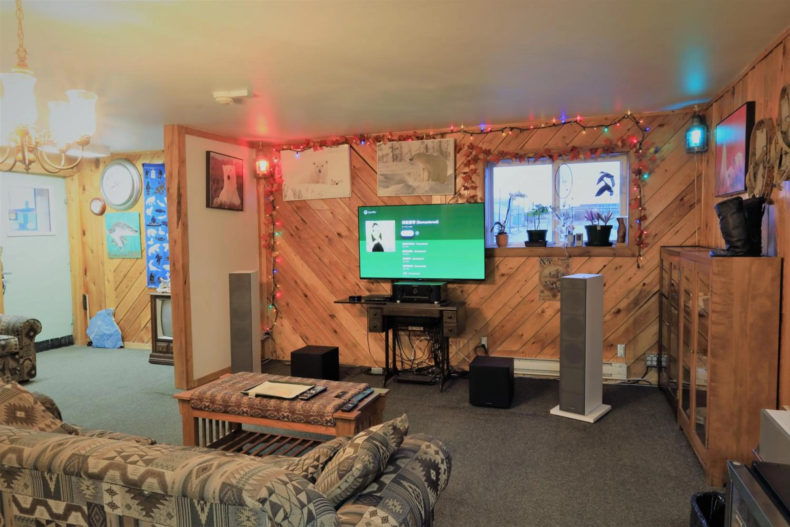 Communal lounge/ TV room in IceBerg Inn