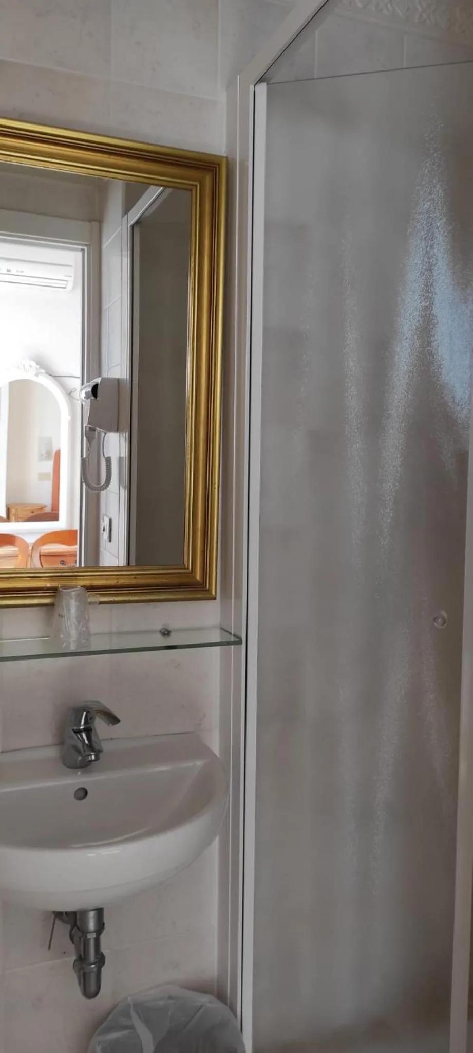 Bathroom in Hotel Negresco