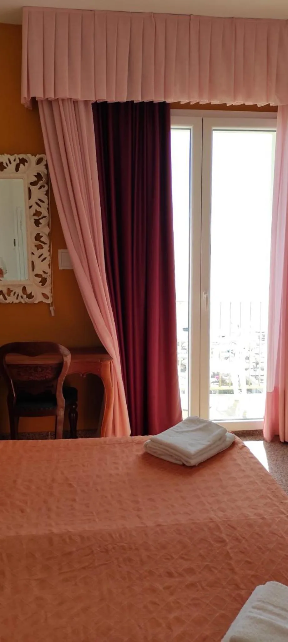 Photo of the whole room in Hotel Negresco